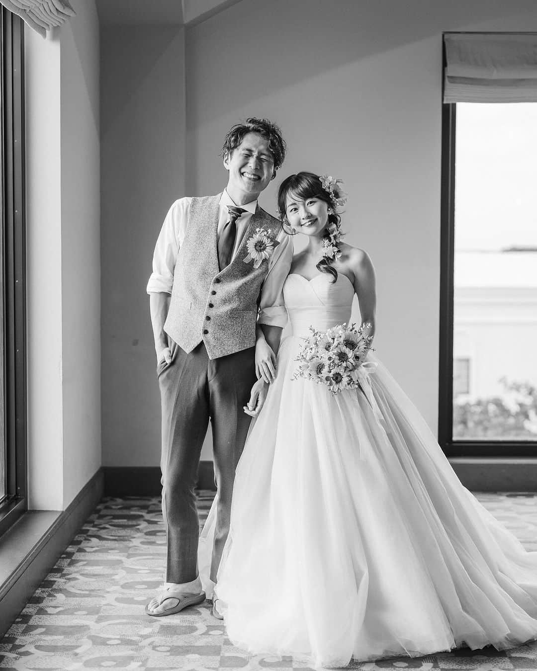 こんちゃんさんのインスタグラム写真 - (こんちゃんInstagram)「あーちゃんと結婚しました🤵‍♂️👰‍♀️ 入籍自体は7/7にしてたんだけど、ついに沖縄で小さな家族式だけど珍しく晴天の中、結婚式をしてきましたー！！！！  いやーめっちゃ感動してしまった…。 正直、昔から結婚式自体はあまりする未来が自分にはなかったんだけど、あーちゃんやあーちゃんのご両親、おじいちゃんおばあちゃんのことを考えて、いざやってみたらめっちゃいいな！結婚式！！！！！てなりました😂  一生に一度とはよく聞くけど、本当にその通りだなと思うしなんだろ、死んだらこの景色が走馬灯になってまた思い出すんだろうなって光景がたくさん見れた。 確かにお金はかかるけど、こんなきっかけでもないと中々できないことも感じれることもたくさんあると思う。 この式を通してまたお互いの仲がよくなった気がするし、式の会場や装飾をケチりまくった分で家族を沖縄に連れてこれて親孝行するきっかけにもなれてよかったなあ。  相変わらず笑ってばかりだったので、式の様子はYouTube観てくれたら嬉しいです🏝️  元気、素敵な写真写真ありがとう！！！！！ @genki_moriya   #とったび」11月11日 13時55分 - hiromasakondo