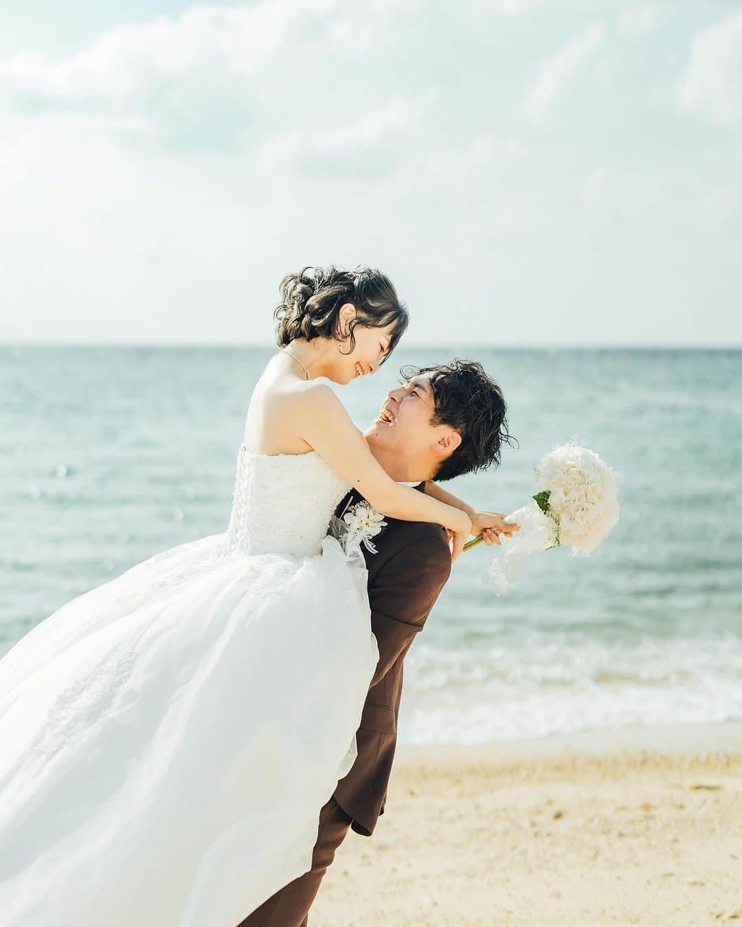 こんちゃんのインスタグラム：「あーちゃんと結婚しました🤵‍♂️👰‍♀️ 入籍自体は7/7にしてたんだけど、ついに沖縄で小さな家族式だけど珍しく晴天の中、結婚式をしてきましたー！！！！  いやーめっちゃ感動してしまった…。 正直、昔から結婚式自体はあまりする未来が自分にはなかったんだけど、あーちゃんやあーちゃんのご両親、おじいちゃんおばあちゃんのことを考えて、いざやってみたらめっちゃいいな！結婚式！！！！！てなりました😂  一生に一度とはよく聞くけど、本当にその通りだなと思うしなんだろ、死んだらこの景色が走馬灯になってまた思い出すんだろうなって光景がたくさん見れた。 確かにお金はかかるけど、こんなきっかけでもないと中々できないことも感じれることもたくさんあると思う。 この式を通してまたお互いの仲がよくなった気がするし、式の会場や装飾をケチりまくった分で家族を沖縄に連れてこれて親孝行するきっかけにもなれてよかったなあ。  相変わらず笑ってばかりだったので、式の様子はYouTube観てくれたら嬉しいです🏝️  元気、素敵な写真写真ありがとう！！！！！ @genki_moriya   #とったび」