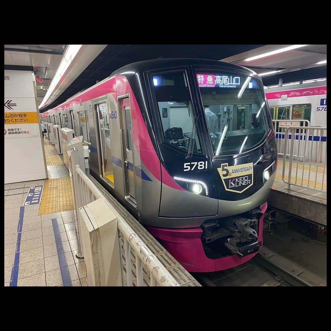 伊藤壮吾のインスタグラム：「17:00から、「スポーツマンヒップ！」よろしくお願いします！ 本日このあと、京王線の特急の一部列車が飛田給に臨時停車！ 詳しくは武蔵野の森総合スポーツプラザHPをチェック ぜひご利用ください🚃」