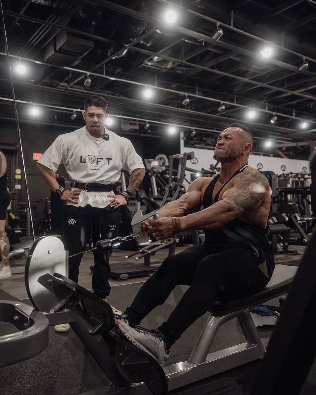 Hidetada Yamagishiのインスタグラム：「Repost from @kanekinfitness • 限界とは何なのか？ 取り敢えず今日山岸さんのトレーニングを経験して、自分が思ってたより限界は遥か上だってことはわかった。 早速1日目から吐きそう😂🔥 Day 1 with the legend @hideyamagishi  Learning what it takes to be the best. I’m gonna work hard!  もちろんしっかりトレーニングをドキュメントしてます！🎥🎬 @lyft.official プレゼンツのトレーニング留学シリーズお楽しみに！  Thank you @powerhousegymlasvegas for having us!」