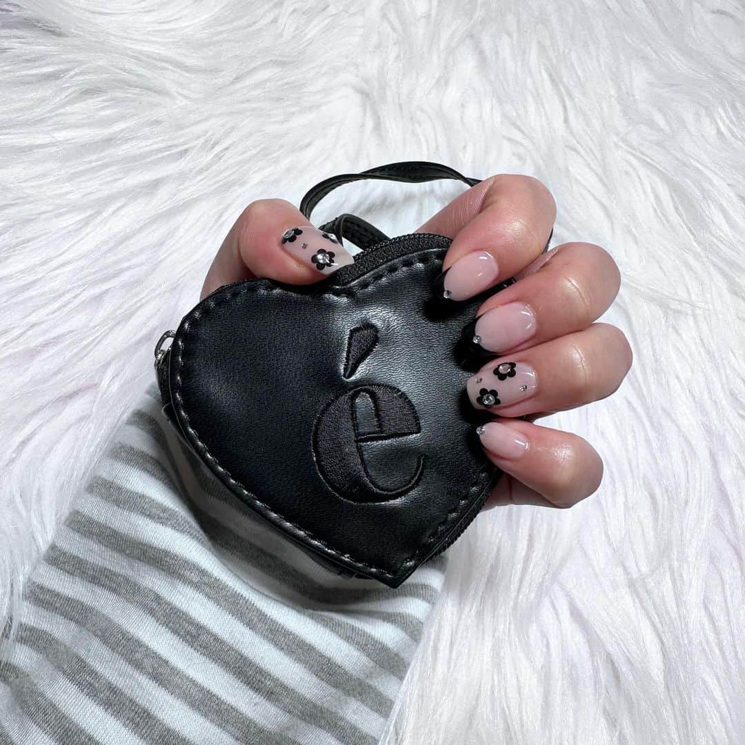 平松可奈子のインスタグラム：「🩶🖤New nail🩶🖤  ブランドの撮影がいくつか 控えてるのでネイルも そのイメージに合わせて💅  今回は初めてモノトーンガーリーなネイルにしたよ🎀  @ngpn12  さん ありがとうございました🐰💕  #フレンチガーリーネイル  #フレンチネイル  #モノトーンネイル　#nail」