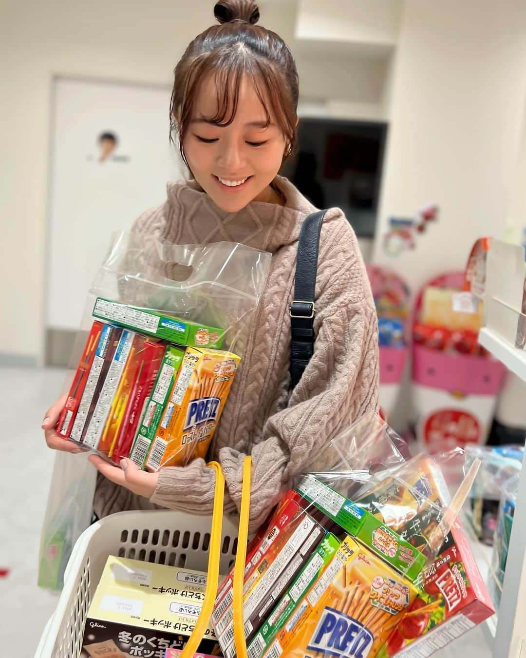 真衣ひなのさんのインスタグラム写真 - (真衣ひなのInstagram)「11.11 ポッキー&プリッツの日☝️ POPUP翌日、関西で１日お休みができたので 朝からglicoの工場見学へ行ってきました！ デジタル上でオリジナルポッキーを作ったり 撮影スポットもいっぱいあって楽しかった〜！ ビスコの前でグリコポーズしちゃったけど 広い意味では、あってるよね🤔？む？ お土産屋さんコーナーもわくわくで カゴいっぱいになっちゃった〜🤭ふふふ  この日は、 グリコピア▶︎ワイナリー▶︎太山寺▶︎温泉▶︎焼肉 という充実した休日になりました🙌 . 📣今夜は愛知県一宮市にて 『BISHU COLLECTION produced by TGC』 出演いたします〜！(18:50-19:05予定) 東京ガールズコレクション公式youtubeにて 無料生中継されますのでよろしければ‥☺︎ . #休日 #glico #グリコピア神戸  #工場見学 #ポッキーの日」11月11日 14時13分 - hinano_mai