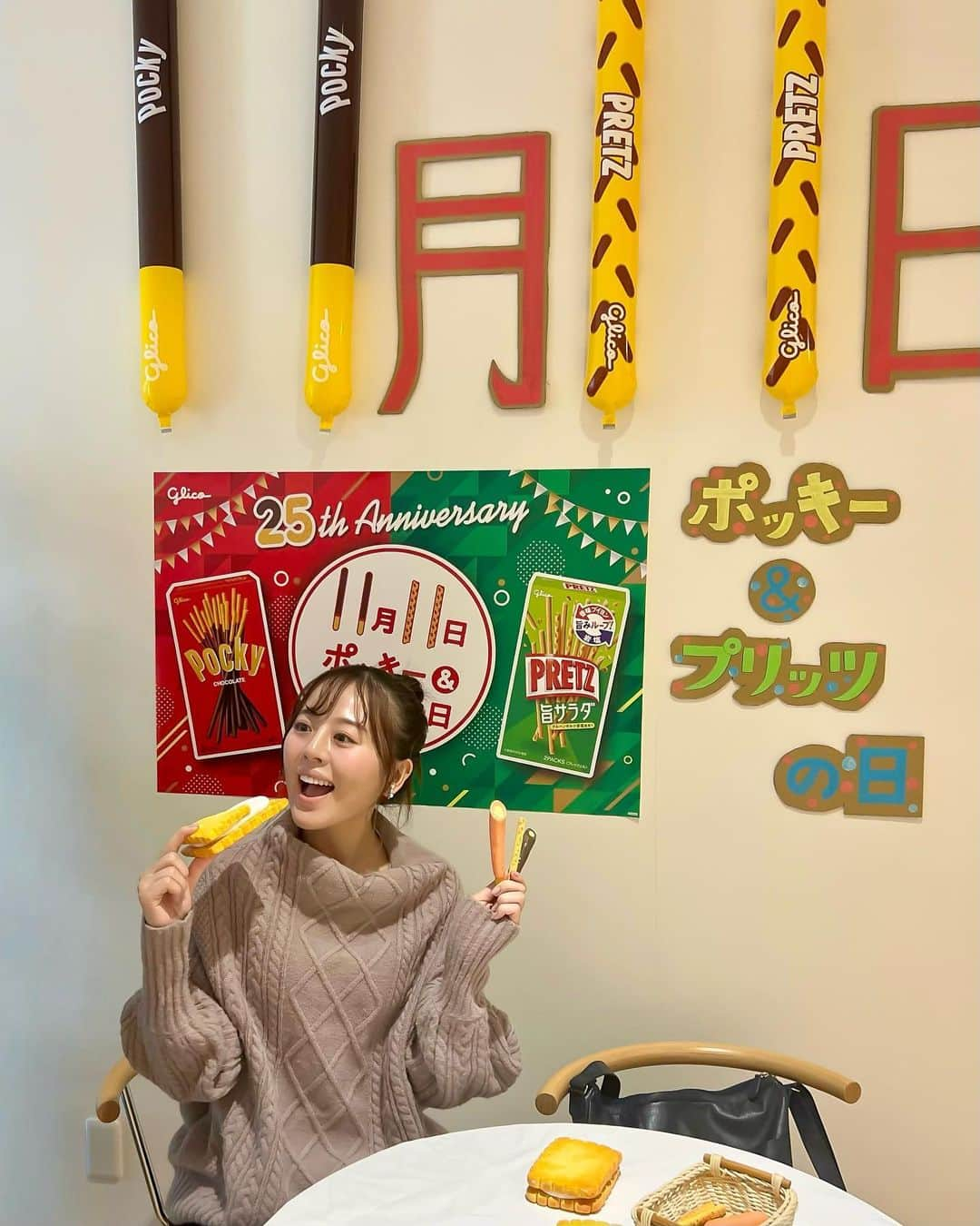 真衣ひなののインスタグラム：「11.11 ポッキー&プリッツの日☝️ POPUP翌日、関西で１日お休みができたので 朝からglicoの工場見学へ行ってきました！ デジタル上でオリジナルポッキーを作ったり 撮影スポットもいっぱいあって楽しかった〜！ ビスコの前でグリコポーズしちゃったけど 広い意味では、あってるよね🤔？む？ お土産屋さんコーナーもわくわくで カゴいっぱいになっちゃった〜🤭ふふふ  この日は、 グリコピア▶︎ワイナリー▶︎太山寺▶︎温泉▶︎焼肉 という充実した休日になりました🙌 . 📣今夜は愛知県一宮市にて 『BISHU COLLECTION produced by TGC』 出演いたします〜！(18:50-19:05予定) 東京ガールズコレクション公式youtubeにて 無料生中継されますのでよろしければ‥☺︎ . #休日 #glico #グリコピア神戸  #工場見学 #ポッキーの日」