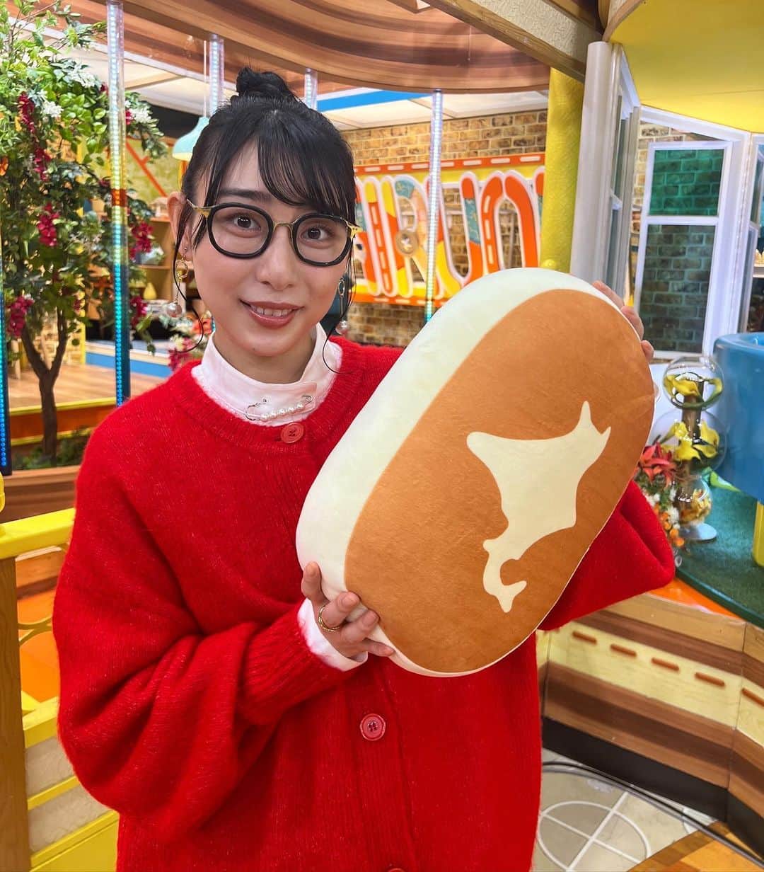 ハシヤスメ・アツコさんのインスタグラム写真 - (ハシヤスメ・アツコInstagram)「最近のハシヤスメ衣装まとめ🧀  ・ひるおび（TBS） ・ヒルナンデス！（日本テレビ） ・アッコにおまかせ！（TBS） ・ニッポン人の頭の中（日本テレビ）  ひるおびで紹介してた、北海道チーズ蒸しケーキのクッションはモチモチで良きでした🐮！ そして最後のページのスカウトキャラバンでグランプリを獲った塚本恋乃葉ちゃん！透明感と笑顔が素敵でハシヤスメにグランプリ襷を貸してくれた！！と、いうことは書類5回落ちしてたハシヤスメも遂にグランプリ！！！！  #衣装協力」11月11日 14時22分 - hashiyasume_atsuko84