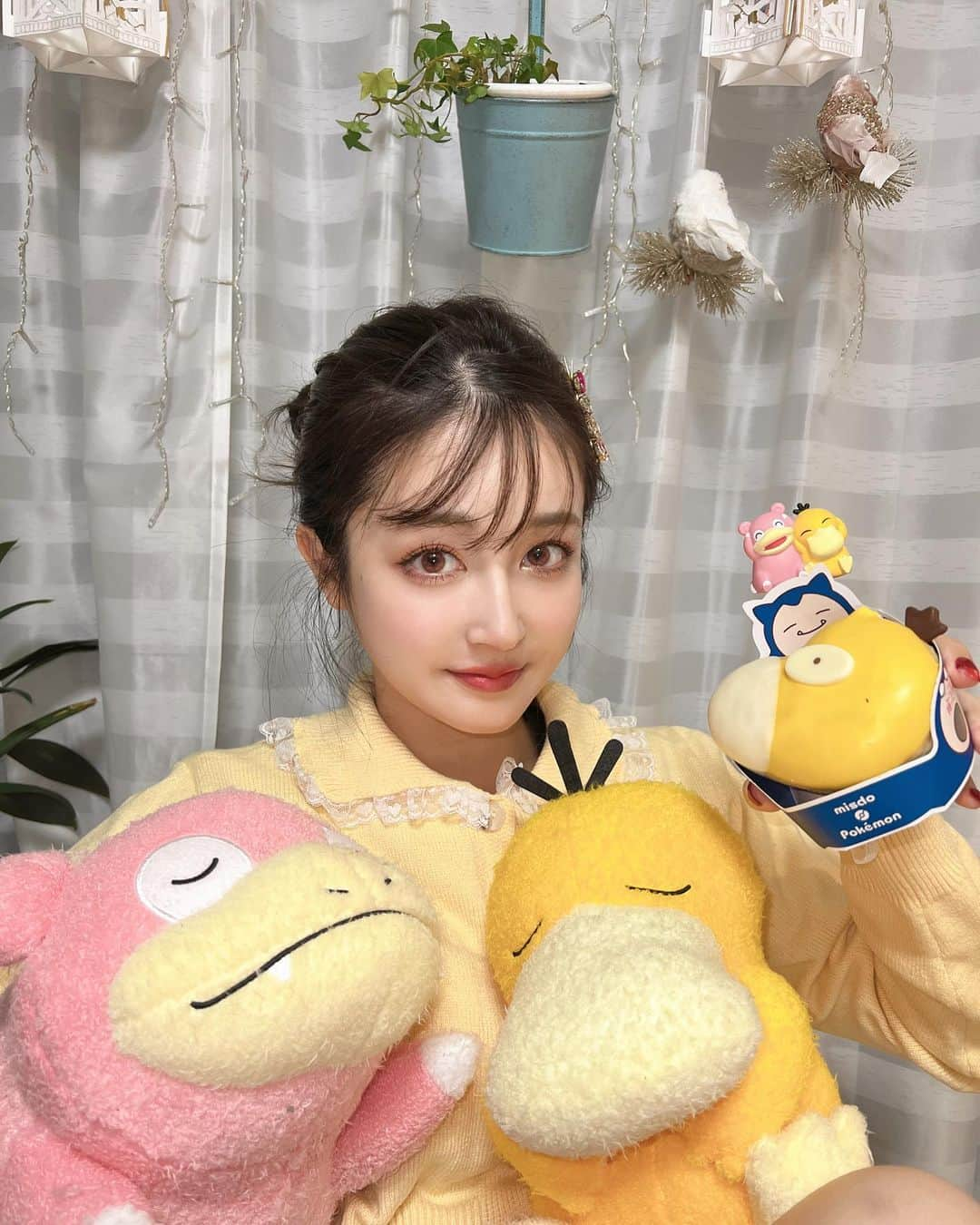 新希咲乃さんのインスタグラム写真 - (新希咲乃Instagram)「ミスタードーナツ×ポケモン買えた🧡 可愛すぎる横顔コダック🤦‍♀️💛 情報出た時から絶対コダックしたいと思ってたんだ！！！！幸せ！！  ヤドンとコダックのぬいぐるみはUFOキャッチャーで取りました♡ ポケモングッズよくプライズ品可愛いの出るからチェックしてるんだ〜🥰  いつまでも青春させてくれてありがとう！！ @pokemon_jpn @misterdonut_jp   顔の輪郭のたるみが気になってたから  @the_roppongi_clinic でサーマジェン受けてきた🐒サーマクールより痛くなくてほぼ無痛なの嬉しかった（т-т） 次の日からキュッと輪郭整った感じしてこれはお気に入りの施術になったよ！   #ポケモン  #コラボグッズ  #ミスド  #ミスタードーナツ  #コダック  #ヤドン  #ピカチュウ  #モンスターボール  #ドーナツ」11月11日 14時32分 - niki_sakino