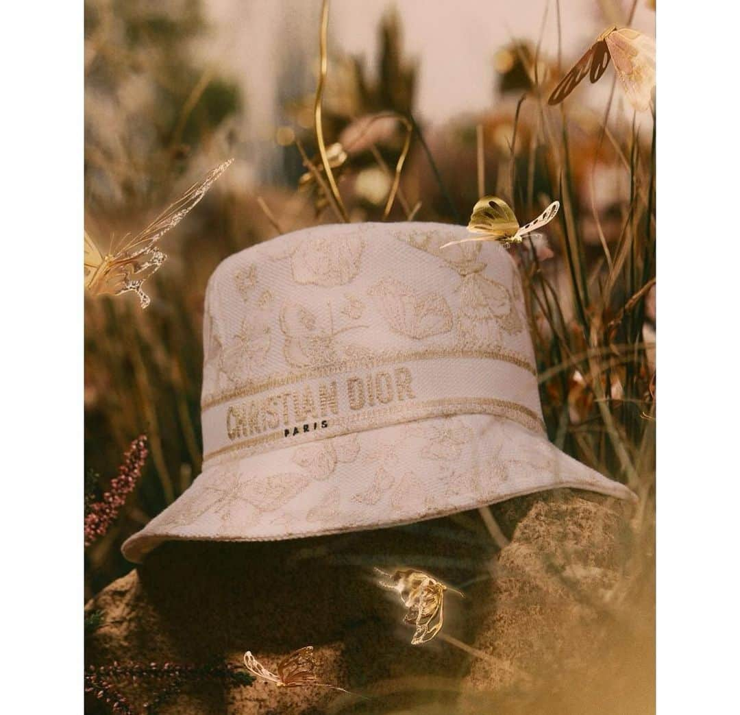 スティーブンジョーンズのインスタグラム：「Repost from @dior • Peruse nature's poetic essence in #DiorCruise 2024 by @MariaGraziaChiuri. The Panier Chapeau, an intricately embroidered brim bucket hat, adds an alluring final touch to any ensemble, while the Metamorphose necklace, crafted in gold-finish metal, elegantly features an openwork butterfly design. These dedicated holiday pieces add a flourish of elegance and a connection to the natural beauty that forever inspired the founding couturier. © @CellisPhoto and @AgnesVita」