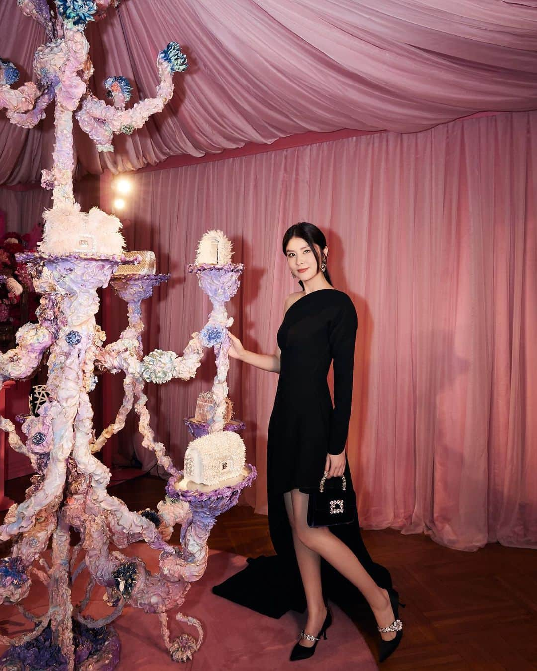 ケリー・チャン（Kelly Chen）さんのインスタグラム写真 - (ケリー・チャン（Kelly Chen）Instagram)「在Roger Vivier Exhibition & Gala Dinner中，靚女司儀提及這個品牌陪伴很多新娘子度過人生中最重要時刻，靈機一觸忽然想起2008年的我也是其中一個，回家立即尋找紅色的盒子。👠👠15年後你們還好嗎？ OMG簡直新嘅一樣！😁😁😁✌🏻」11月11日 16時00分 - kellychenwailam