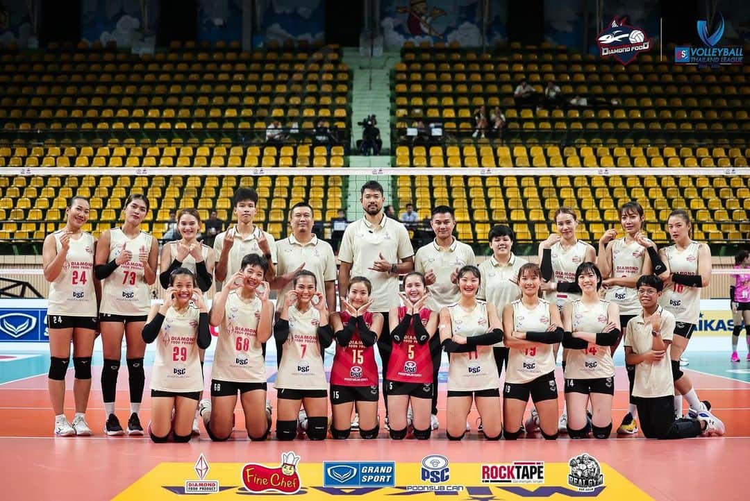 山内美咲のインスタグラム：「𖤐✳︎𖤐✳︎𖤐✳︎𖤐✳︎𖤐✳︎𖤐✳︎𖤐✳︎𖤐✳︎𖤐✳︎𖤐 ⁡ Thai league 開幕しました🇹🇭 まずは、1勝！次も良い準備をして臨みます！ ⁡ Thai league starts. 1st win✨ I will prepare well for the next match. ⁡ ⁡ #ことえさんに会えて嬉しかった🥰 #ドキドキワクたまにアセって感じの開幕戦 #チーム一丸で優勝🥇 #DiamondFoodFinechef #VolleyballThailandLeague2024 #DiamondFoodProduct #Season20232024 #Volleyball #Volleyballthailand #Volleyballthailandleague #FineChef #GrandSport #RockTape #RealGymSaimai #พูนทรัพย์แคน #ปลากระป๋อง #ปลาทูน่า #ปลากระป๋องFineChef #วอลเลย์บอลไทยแลนด์ลีก #วอลเลย์บอลหญิง #วอลเลย์บอลชาย #รับรองความมันส์เพราะชื่อนี้การันตีคุณภาพ ⁡ ⁡ ⁡ ⁡ ⁡ キャプションを入力…」