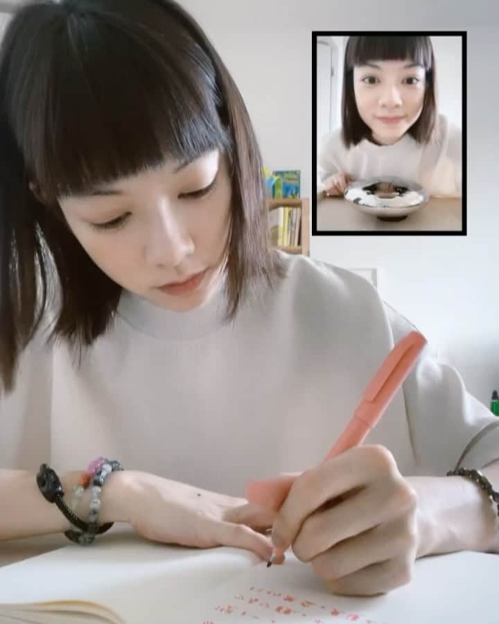 ヤオ・アイニンのインスタグラム：「又是雙十一的日子  每年都會勸勸大家「有意識的購買」 如果平常仔細考慮過想買的東西 趁這時候可以用折扣購買很棒！ 但是現在購物車裡 有沒有因為折扣而多買的東西呢？ 趕快放下貪念，立地遠離😆🙏🏻  常常聽見大家想要財富自由 如果想要「豐盛」 就要試著遠離「匱乏」 許多購物節的折扣 其實是在製造一個我們賺到的假象 建立匱乏感給大家 過多的購買會讓我們靠近匱乏的頻率 離你想要的豐盛就越來越遠嚕！  一起來靜靜心 看見自己真正的需要 購物節雖然有很多折扣 但是也製造了很多的浪費 過多的包裝和運輸 為地球帶來很大的負擔 如果我們還想好好享受海洋山林 各種地球美麗的樣貌 我們就一起少買少製造 讓自然療癒我們過多的煩惱 🐳🤍  /  🌱 立刻開始靜心  點擊 @rethink.tw 主頁連結🔗 或搜尋 🔍緣滅雙十一  靜心網頁超級有趣！大家一定要去看看🪷🤭  🌍 2022 年，台灣因網購產生的垃圾包裝就高達 2.4 億件。#RETHINK重新思考 是台灣的環保非營利組織，長期舉辦淨灘、耕耘環境教育。  🪷今年雙11 舉辦 #緣滅雙十一 萬人抄心經活動，2023/11/30 前，邀請你一起進入 @rethink.tw 網站，集滿 111,111 分鐘靜心能量，抵禦促銷誘惑，將功德迴向給地球！」