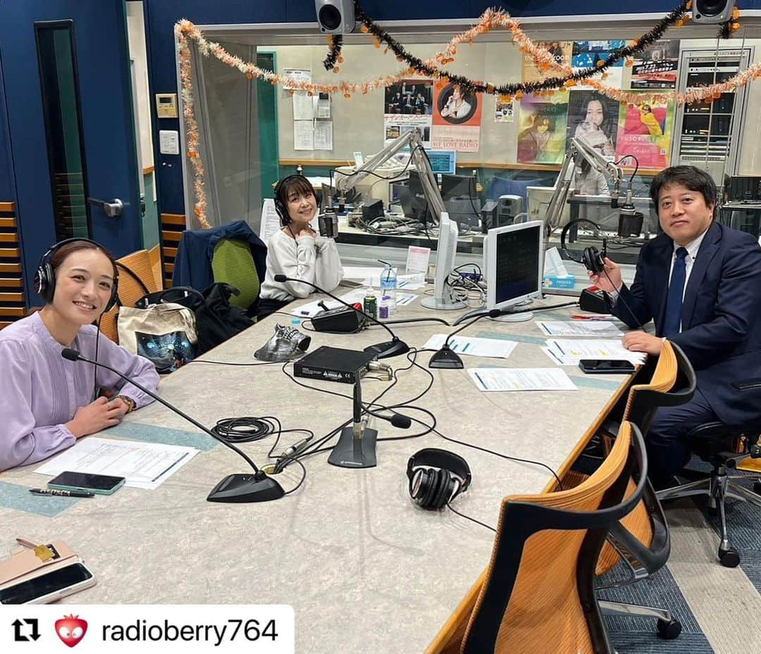 須賀由美子さんのインスタグラム写真 - (須賀由美子Instagram)「#Repost @radioberry764 with @use.repost ・・・ . 「音楽のミナテラスとちぎ」 毎週土曜日の朝8:25から🎶 新井啓泰と須賀由美子がお送りしています！  今週(11/11)のゲストは、 宇都宮短期大学附属高校に新設される ミュージカル専攻の先生で、 バレエダンサーの大金歩さん✨ 聴き逃しちゃった方はradikoでも🎶  #音楽のミナテラスとちぎ #新井啓泰 #須賀由美子 #宇都宮短期大学附属高校 #ミュージカル専攻 #大金歩 #バレエ #バレエダンサー #RADIOBERRY #レディオベリー」11月11日 14時36分 - tottiyumi