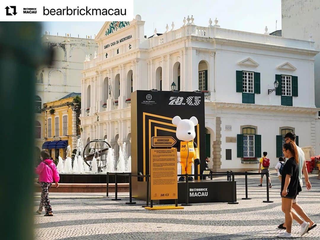 MEDICOM TOYのインスタグラム：「#Repost @bearbrickmacau with @use.repost ・・・ #第70屆澳門格蘭披治大賽車 和 BE@RBRICK MACAU官方聯乘的限定Macau Grand Prix x BE@RBRICK🐻，近日化身3000%大型藝術裝置首度登陸🇲🇴 #澳門世界遺產 #議事亭前地 ，與大家一同感受濃厚的大賽車氣氛🏁。展期至11月19日，期待你們分享打卡照！📸🤩  The 70th Macau Grand Prix and BE@RBRICK MACAU have jointly rolled out the 3000% BE@RBRICK🐻, the large-scale artwork which is now on display at  #SenadoSquare 🇲🇴 from now until November 19. Tag us and share your snap with BE@RBRICK! 🤩  🟨 第70屆澳門格蘭披治大賽車合作款 ⬛️ 70th Macau Grand Prix Edition  🔜 11.11 上午10時 線上發售🔗 Online order opens at 11.11 10:00am (GMT +8)   @medicom_toy @izumibon @grandprixmacau   #BEARBRICK #BEARBRICKMACAU #MacauGrandPrix #70MacauGP #LimitedEdition」