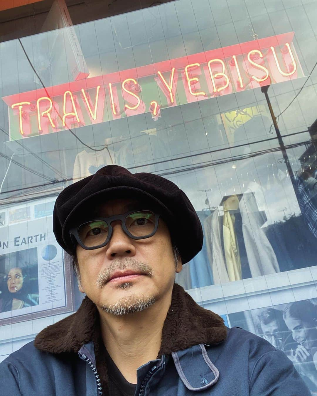 月に吠える。のインスタグラム：「寒くなりましたね  #大森南朋  #travisyebisu」