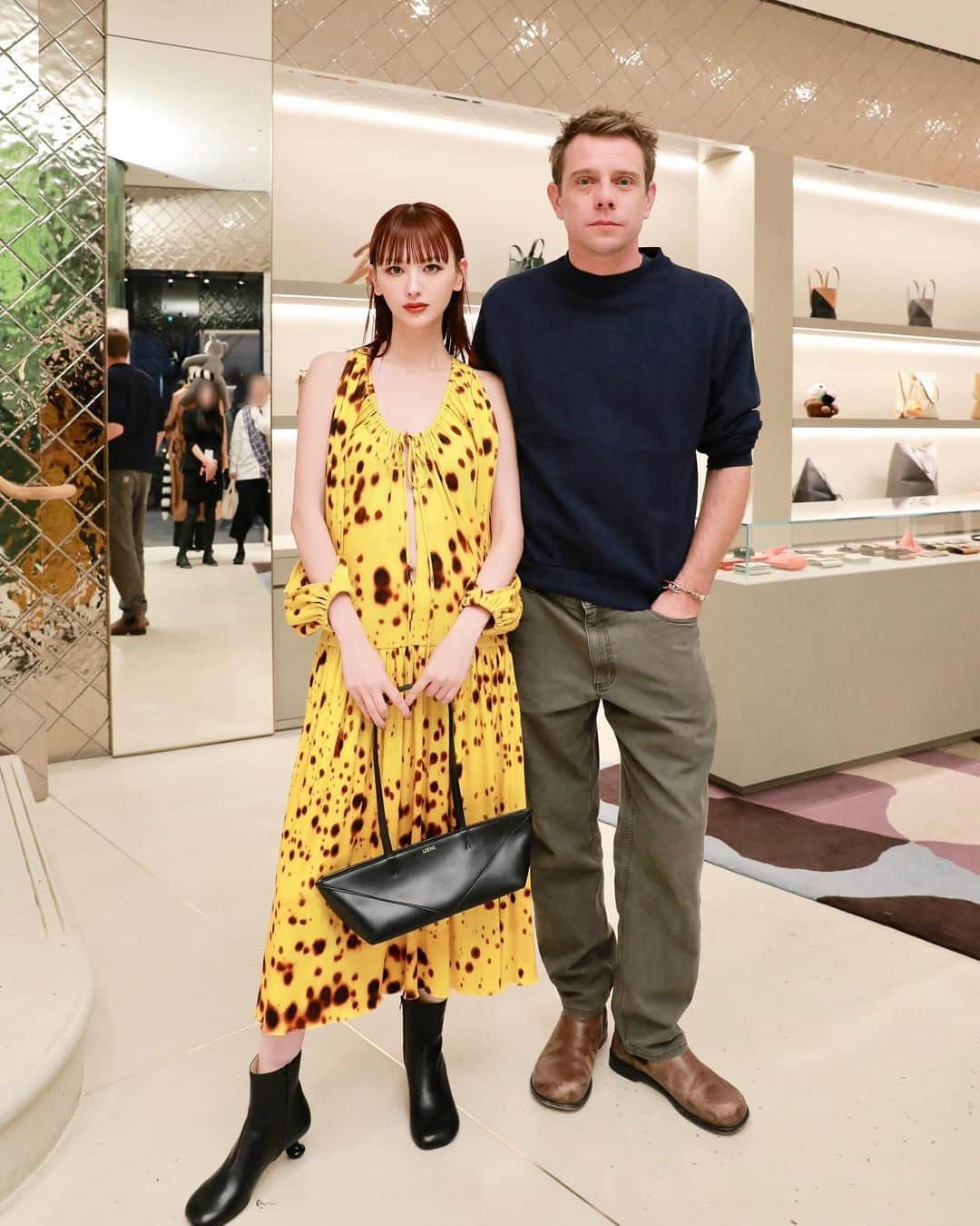 鈴木えみさんのインスタグラム写真 - (鈴木えみInstagram)「とても楽しみだったLOEWEの新店舗「カサロエベ表参道」が本日リニューアルオープンしました🧡 クリエイティブディレクターのジョナサンとは久しぶりすぎる再会！ 日本最大の店舗内には数多くのアート作品が並んでおり、東京初のリクラフトサービスも。 ロエベはアニマルモチーフが多いことでも知られていますが、大好きなラッコのぬいぐるみやワオキツネザルのバッグを発見して大興奮❣️ 京都の陶芸制作ユニット「スナ・フジタ」との作品が世界先行発売されるのですが、隣接した期間限定キャンディショップは遊園地かと思うほどの驚きのかわいさで、幸せのため息が漏れまくりました...🫠💘心が満たされました。ありがとうジョナサン🫶🏻 ㅤㅤㅤ #LOEWE #ロエベ #LOEWEOmotesando #PR」11月11日 14時45分 - emisuzuki_official