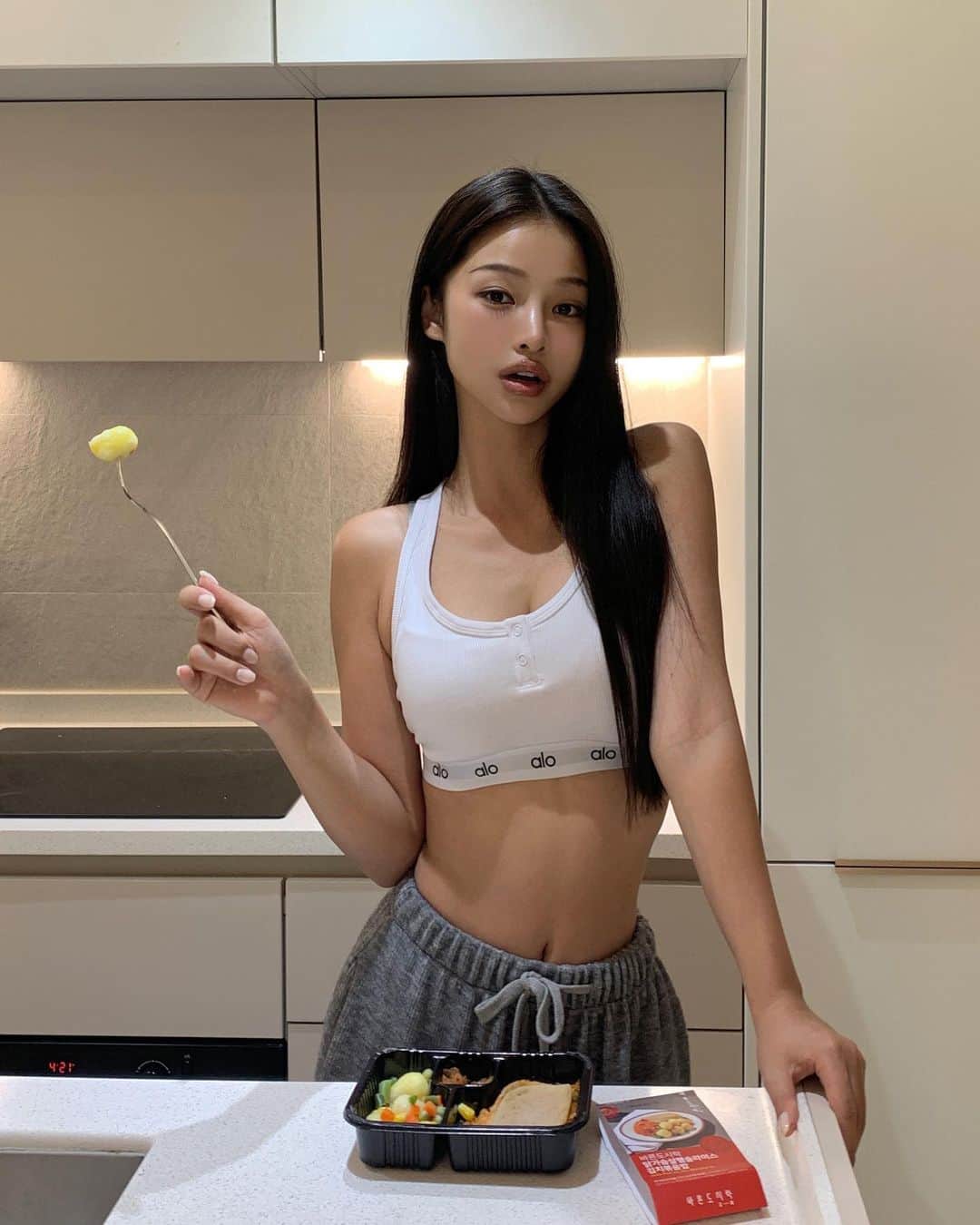 のインスタグラム：「🐔 바.르.닭 최저가 #공구 ❤️ 오래 기다리셨죠? 일요일 오전 10시  열리는 바르닭 공구 알리기 EVENT   얼마만에 열리는 바르닭인지.. 시간 잘 간다 🙈  수량 꽉꽉 채워서 드디어 일요일 10AM 오픈합니다.   맛있게 식단 관리 하실 분들 내일 만나요!  구성 미리 궁금하다? 오늘 저녁 8시 스토리 확인 ⭐️✨  🐔EVENT 1 공구 알리기 좋아요 + 댓글에 @친구 태그 공구 알리기 ————> GIFT 3명  소품닭 3개(랜덤)+ 도시락 3개(랜덤) @bbjjjuubb @greeeen___z @07x22_hk   🐔EVENT 2 구매인증  구매 후 댓글에 “ ❤️ “ 남기기  ————> GIFT 5명 떡마리 씨앗호떡2개 / 더블치즈 2개 @b0yunn @moong__jj @ch._.ui @kikio_o33 @bbbl_pp   ❤️ 당첨자 발표 2023.11.14.  Promotion OPEN  2023.11.12.10:00am —— •바르닭 패키지 2만원대 오픈 예정. •토요일 저녁 8시부터 스토리 q&a 시작. •선착순 이벤트 있음 •구매인증 이벤트 있음   #바르닭 @barudak_official」
