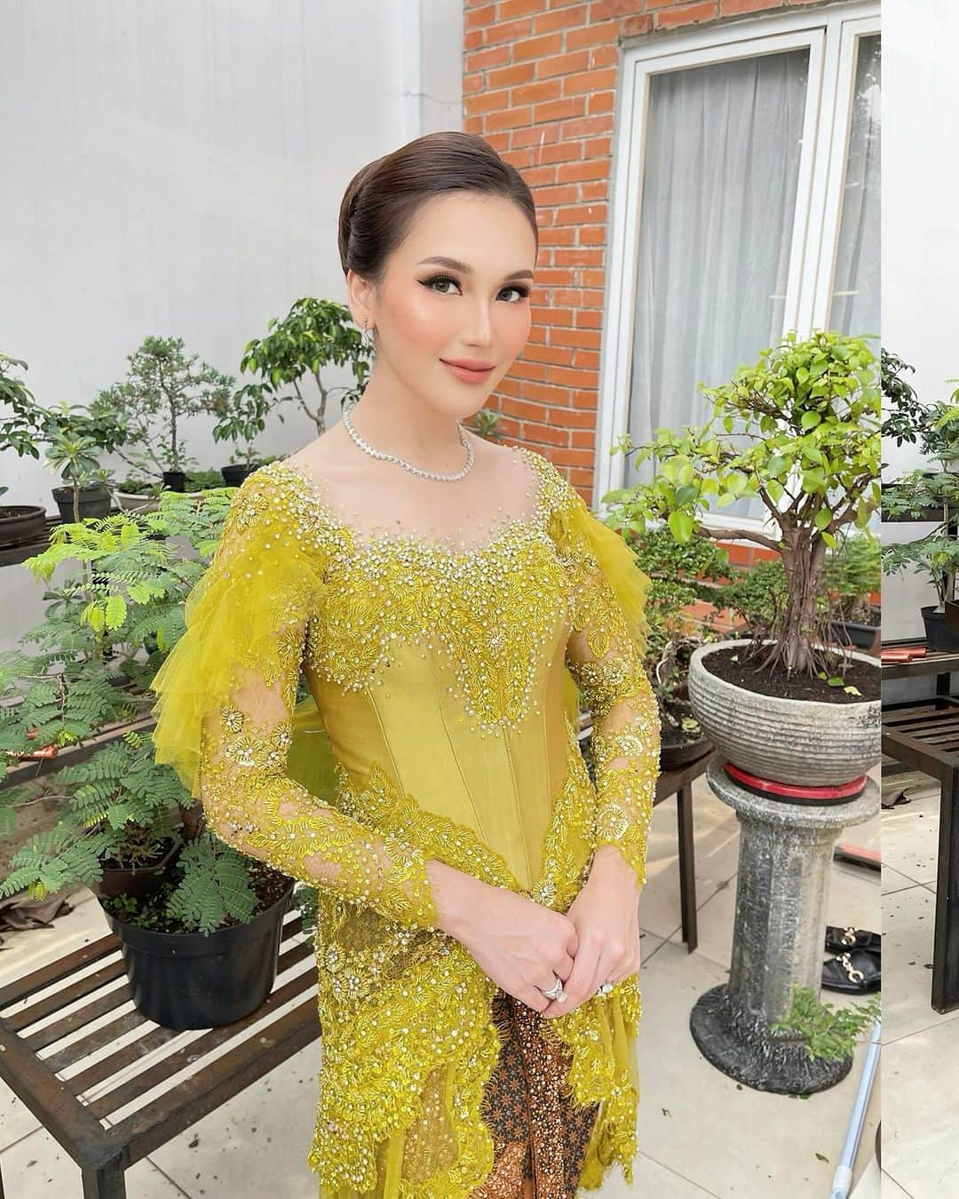 アユ・ティンティンのインスタグラム：「💚 Kebaya @ayungberinda  Make up @adi_rustana  Hairdo @bebyoniel_」