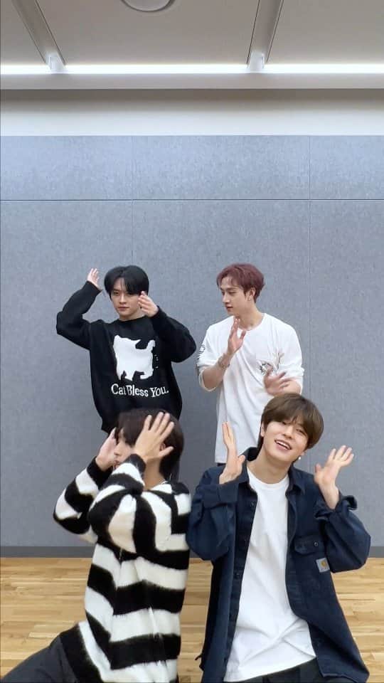 Stray Kidsのインスタグラム：「귀엽게 ʳᵒᶜᵏ ᵣₒcₖ ʳᵒᶜᵏ ᵣₒcₖ 🎶 #락챌린지 #LALALALA_Challenge (Easy Ver.)  #StrayKids #스트레이키즈 #樂_STAR #ROCK_STAR #락 #樂 #LALALALA #StrayKidsComeback #YouMakeStrayKidsStay」