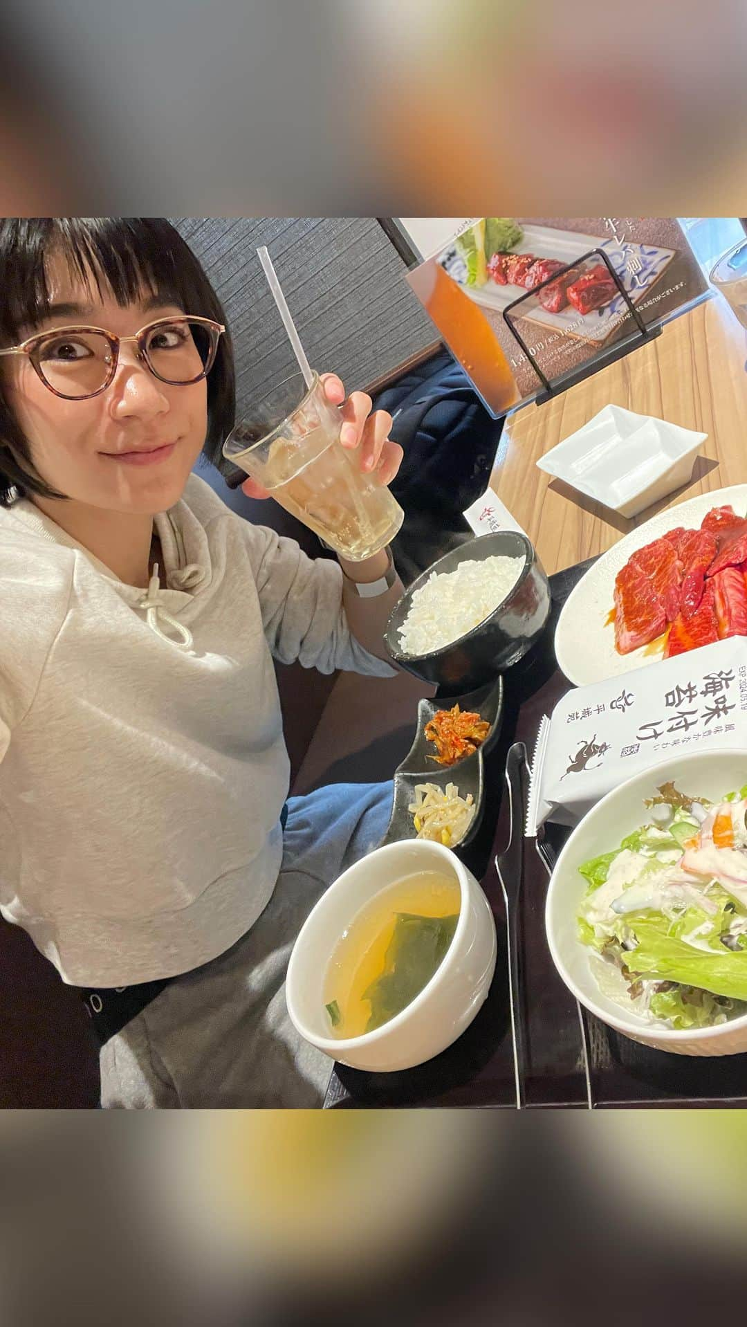 時東ぁみのインスタグラム：「初の一人焼肉☆ ・ フィットネス大会の予選→表彰まで時間があったので、近くの焼肉屋さんへ行ってきたよ！ というか、前日からお昼何食べようかしか考えてなかったw まだトレーニングウェアでステージに上がるので、大盛り希望でしたが中盛りで我慢。 そんなどうでもいい動画ですwww ・ 焼肉はしょっちゅう行くけど大会の前は塩味にしてるからタレで食べるのは久しぶりだったの！ 幸せなひとときでした〜☆ ・ #時東ぁみ #ランチ #lunch #焼肉 #一人焼肉 #初体験 #もぐもぐ #草加グルメ #草加ランチ  #大会 #apf #ウィメンズフィットウェアモデル  #トレーニー #パーソナルトレーニング #トレーニング #training #筋トレ #筋トレ女子 #workout #ワークアウト #トレーニングウェア#trainingwear #成長記録 #モテる体 #いつでも脱げる身体 #💪🏻  #産後トレーニング #ママトレ」