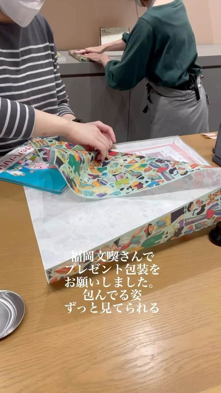 福田利之のインスタグラム：「ずっと見てたら電車に乗り遅れそうになりました。 #文喫」