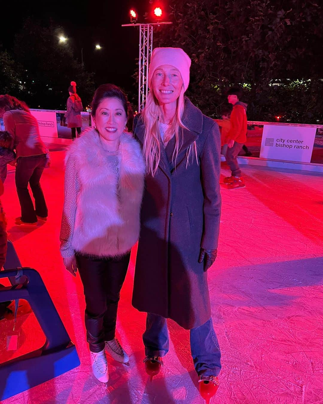 クリスティー・ヤマグチさんのインスタグラム写真 - (クリスティー・ヤマグチInstagram)「@citycenterbishopranch Holiday ice rink now open until Jan 7th. Come enjoy skating, theme nights, s’mores at the fire pits, Liquid Happiness bar.  A beautiful skate under the sky! Fun celebrating the opening night with friends, family, @alwaysdream family. And some extra “ice” bling thanks to @hellerjewelers 💎⛸️❄️」11月11日 14時59分 - kristiyamaguchi