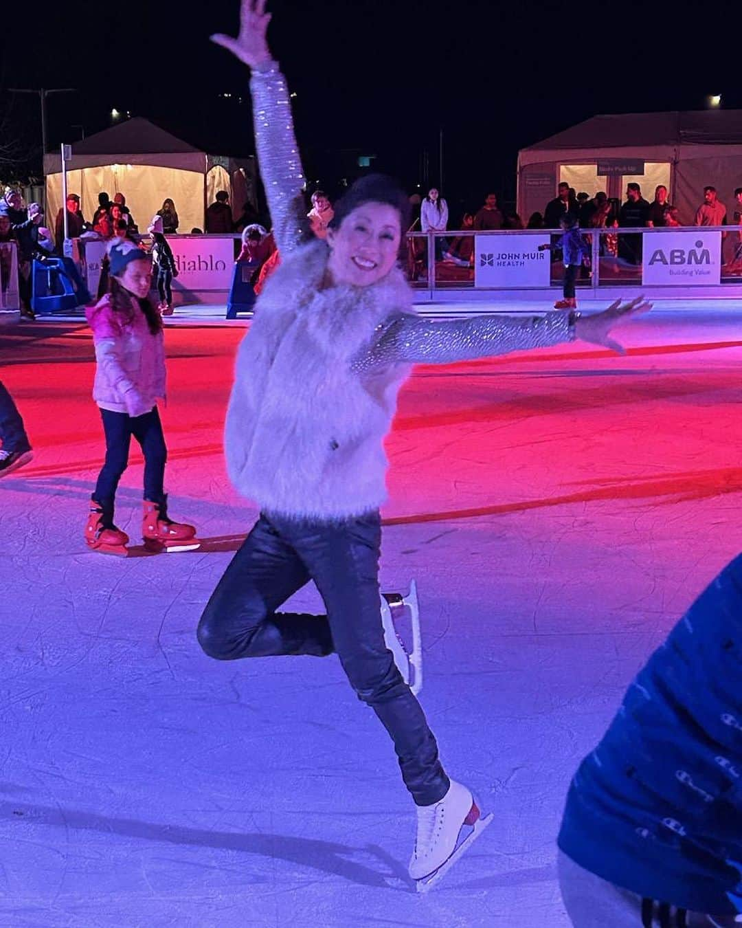 クリスティー・ヤマグチのインスタグラム：「@citycenterbishopranch Holiday ice rink now open until Jan 7th. Come enjoy skating, theme nights, s’mores at the fire pits, Liquid Happiness bar.  A beautiful skate under the sky! Fun celebrating the opening night with friends, family, @alwaysdream family. And some extra “ice” bling thanks to @hellerjewelers 💎⛸️❄️」