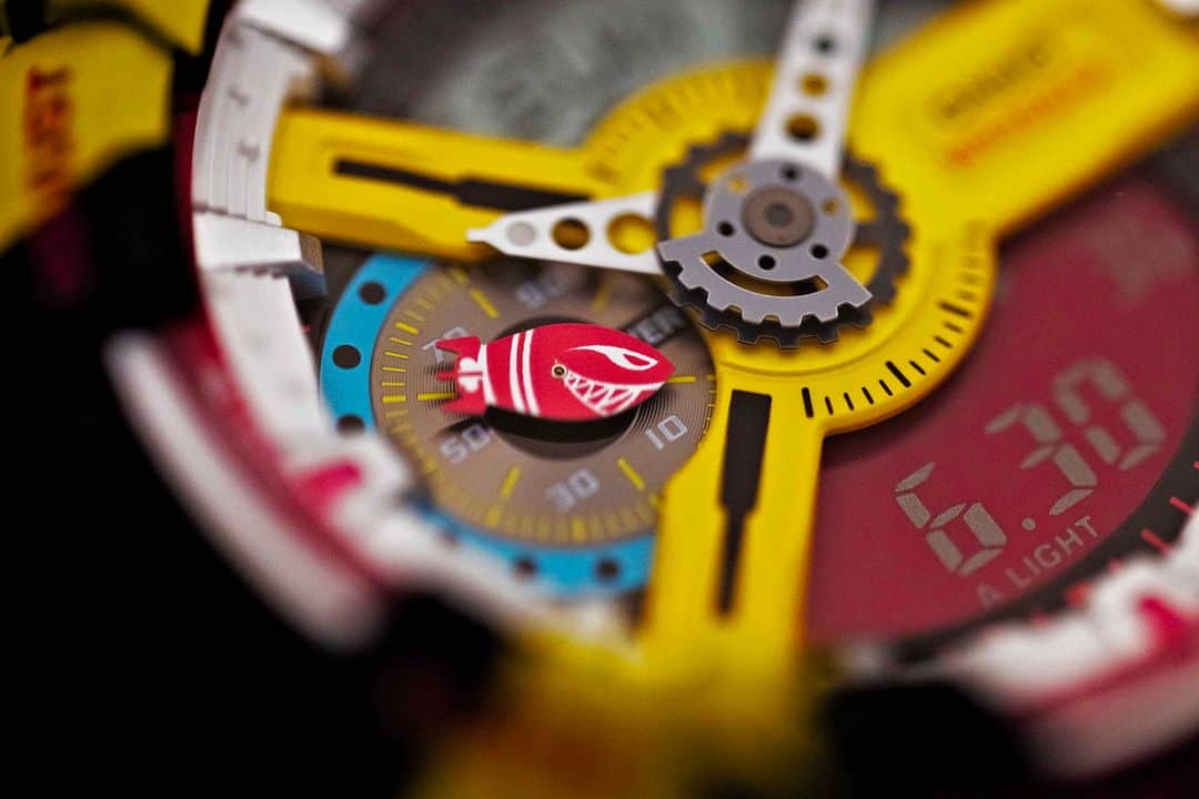 のインスタグラム：「LEGENDS on your wrist  2009年に誕生し2016年9月には月間のアクティブプレーヤーが1億人を突破した対戦型オンラインゲーム「リーグ・オブ・レジェンド」。世界中でプロリーグが開催されるeスポーツの代名詞的存在として君臨するリーグ・オブ・レジェンドと、G-SHOCKのコラボレーションの詳細は、ストーリーズのリンクから @hodinkeejapan の記事をチェック。  GA-110LL-1AJR GM-B2100LL-1AJR  @leagueoflegends  #g_shock #ga110 #leagueoflegends #collaboration #hodinkeejapan」