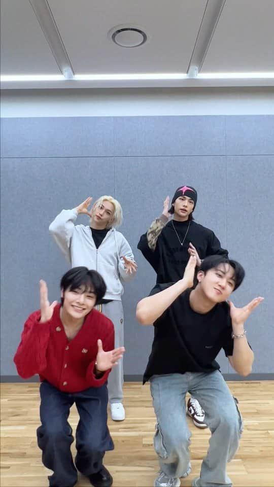 Stray Kidsのインスタグラム：「앙증맞게 ʳᵒᶜᵏ ᵣₒcₖ ʳᵒᶜᵏ ᵣₒcₖ 🎶 #락챌린지 #LALALALA_Challenge (Easy Ver.)  #StrayKids #스트레이키즈 #樂_STAR #ROCK_STAR #락 #樂 #LALALALA #StrayKidsComeback #YouMakeStrayKidsStay」