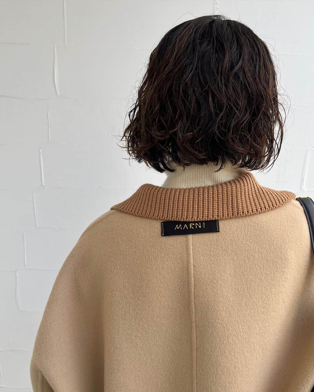【ANN DE ARKのインスタグラム：「【MARNI】  JACKET ￥353,100（税込）  どこか懐かしさを感じるMARNIのブルゾンジャケット。 大きめのボタンや、もったりとしたシルエットがレトロを連想させるアイテムで、アウターの定番カラーベージュにも、ウール生地とリブでコントラストをつけることでメリハリのあるカラーに仕上げてある点がポイントです！  ⁡ ⁡ ⁡ 詳しくはオフィシャルサイト【ARKnets】にて。 ■商品や通信販売に関しまして ご不明な点がございましたらお気軽にお問い合わせください。 ———————————— オフィシャルサイトの在庫と店頭在庫は共有しております。 商品に関しましては、お気軽にコメントや店舗までお問い合わせください。 ⬇︎⬇︎⬇︎ @ann_de_ark  @arknets_official ⁡ #fashion #栃木 #宇都宮 #ショップ #セレクトショップ　#arknets #anndeark #marni  -———————————」