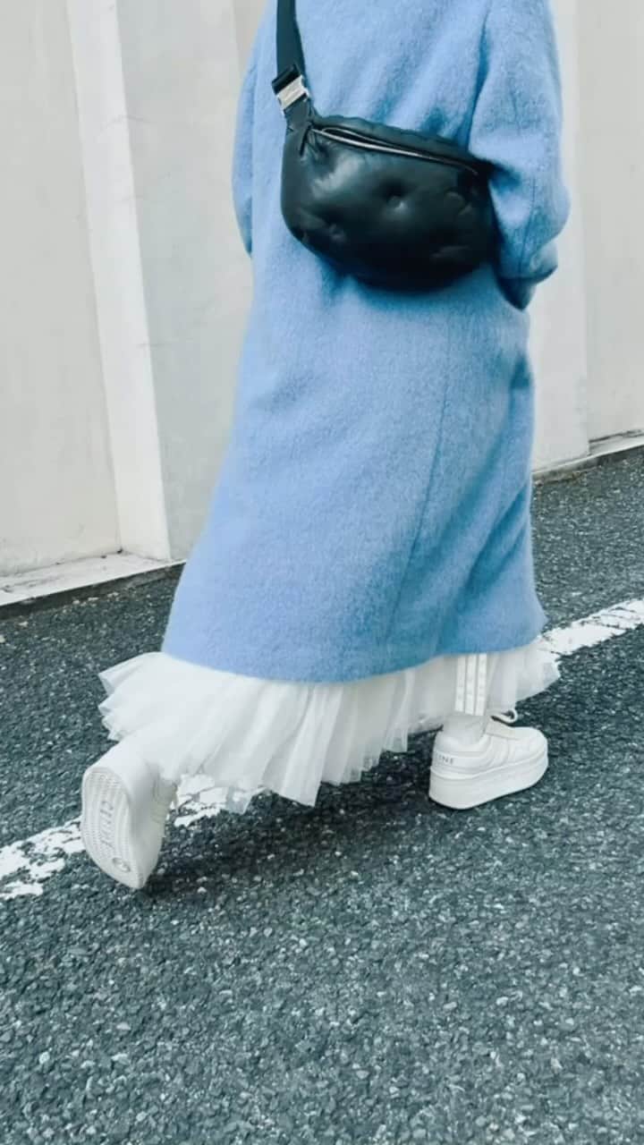 白幡啓のインスタグラム：「coatの季節がやって来た❤️  THE COAT LAB  styling/  limited のモヘアシャギーコート✨ たまにはこんなスカートで✨✨  @usagionline  で全国の情報をご覧下さいませ😌  #thecoatlab_2023  #usagionline  #styling/」