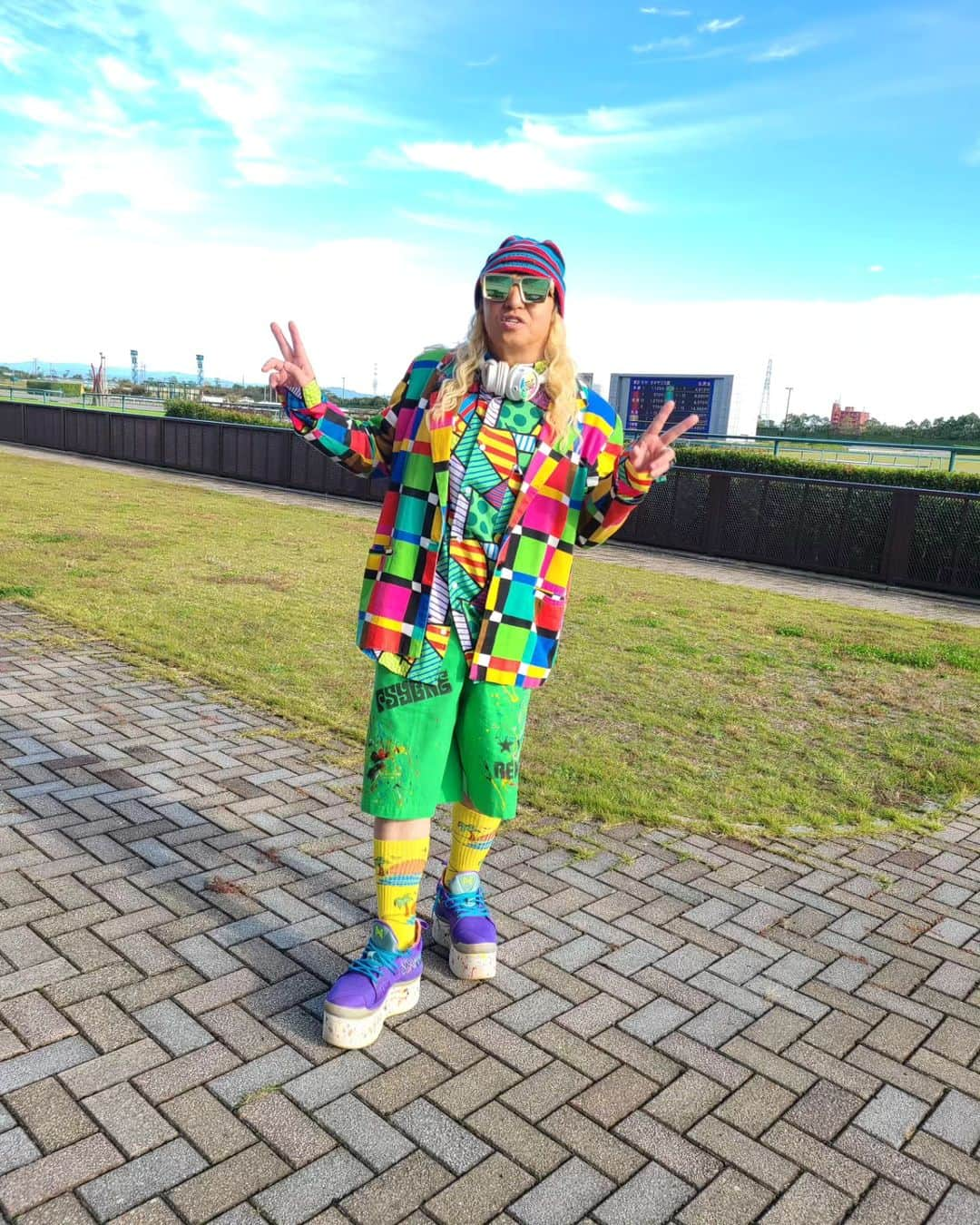 DJ KOOのインスタグラム：「CHUKYO MIRAI PARK  子どもも大人も皆で楽しめる催しやコンテンツが盛り沢山中京競馬場！！  最先端ARスポーツ HADOに初挑戦しました 誰でも簡単に遊べるバーチャルゲームなんだけど実はめっちゃ奥深い！！  遊園地感覚で沢山の子供たちが楽しんでました まさに未来の競馬場  僕の母親は中山競馬場で払い戻しの仕事をしていて、まだソロバンを使って窓口で計算してた昔 お金が一円でも合わないと帰って来れないって話してたのを思い出しました   #中京競馬場  #HADO  #DJKOO」