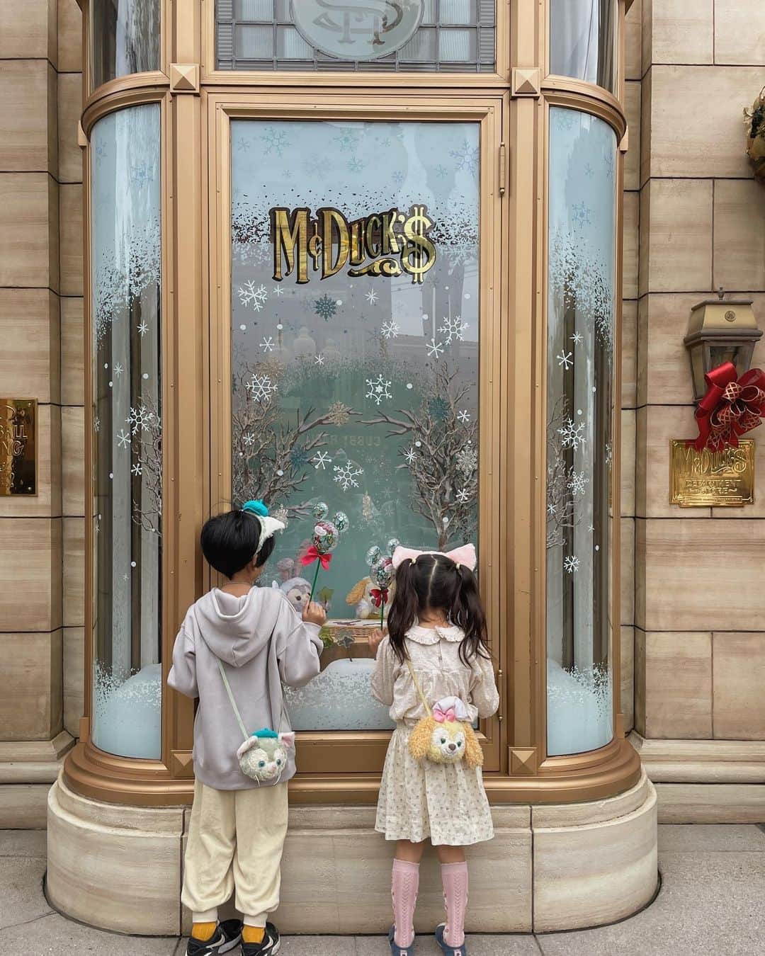 AMOのインスタグラム：「小学校と幼稚園がどちらも休みの貴重な平日だった昨日、思い立って子どもたちと3人でディズニーシーへ行ってきた❄️  子ども2人に大人ひとりの体制でのディズニーは まあ大変だったけど (荷物も多いし、あれ乗りたい これ食べたい ふたりに違うものを言われても手分けして並んだりできないし。。😫) ふたりとも 疲れたー！とか 抱っこしてー！とは一度もならず、しっかり自分の足で歩いて夜までめいっぱい遊んで、成長感じたな⭐️  クリスマスのディズニーが1番好き 今年はシーにも大きなツリーがカムバックして最高です🎄 この景色を待ってたよ ‧₊❄︎  #tokyodisneysea #ディズニーシー  #ディズニークリスマス」
