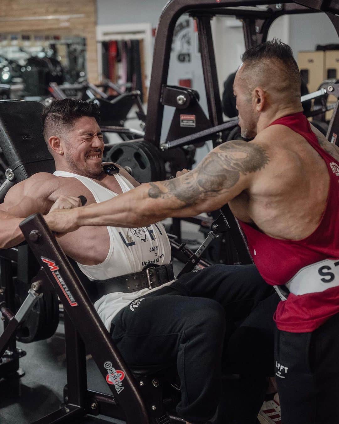 Kanekin Fitnessのインスタグラム：「Day 2.  Great chest day with @hideyamagishi  トレーニングに対する姿勢を更に学べた気がする。 レジェンドとのトレーニングはマジキツイけど達成感が物凄くあって結局楽しい🔥  @nick_walker39 looking like a freaking freight train.😱 Wishing for a speedy recovery 🙏🏼  Was a little speechless when @dannyhester just casually walked into the gym🔥  @lyft.official presents動画シリーズお楽しみに！  So many great machines at @powerhousegymlasvegas  Check them out if you’re in the area!」