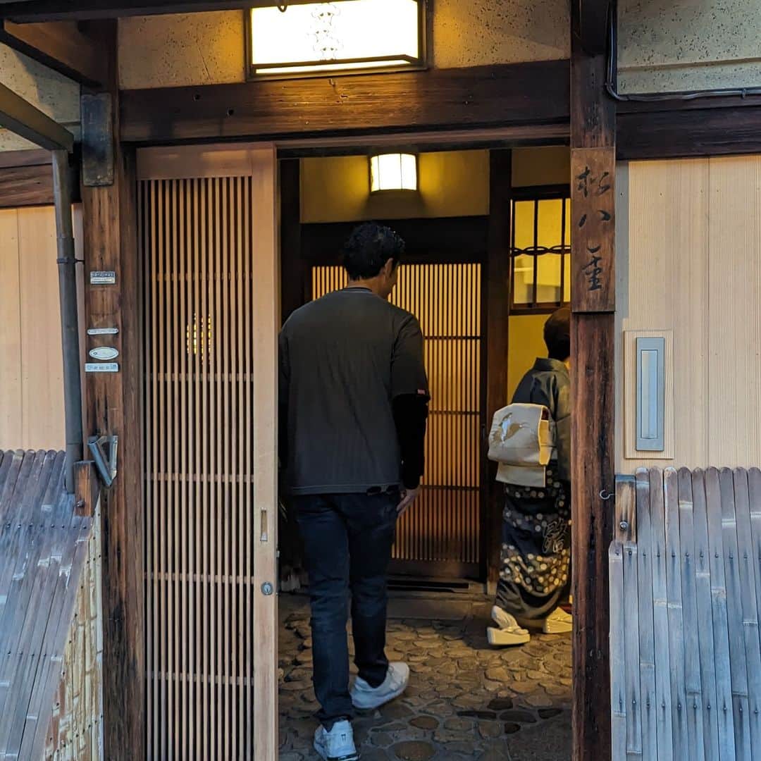 日本テレビ「ANOTHER SKY」さんのインスタグラム写真 - (日本テレビ「ANOTHER SKY」Instagram)「今夜のゲストは俳優の髙嶋政宏さん！  人生のターニングポイントだったという京都で、思い出の地を巡りながら、食通・髙嶋さんが絶品する京都グルメを堪能します。  放送は23時から。お楽しみに✈️  公式YouTubeではオリジナル動画を配信中 @anothersky_ntv  #ANOTHERSKY #アナザースカイ #Pixelで撮影 #髙嶋政宏 #京都 #今田耕司 #八木莉可子」11月11日 15時14分 - anothersky_ntv