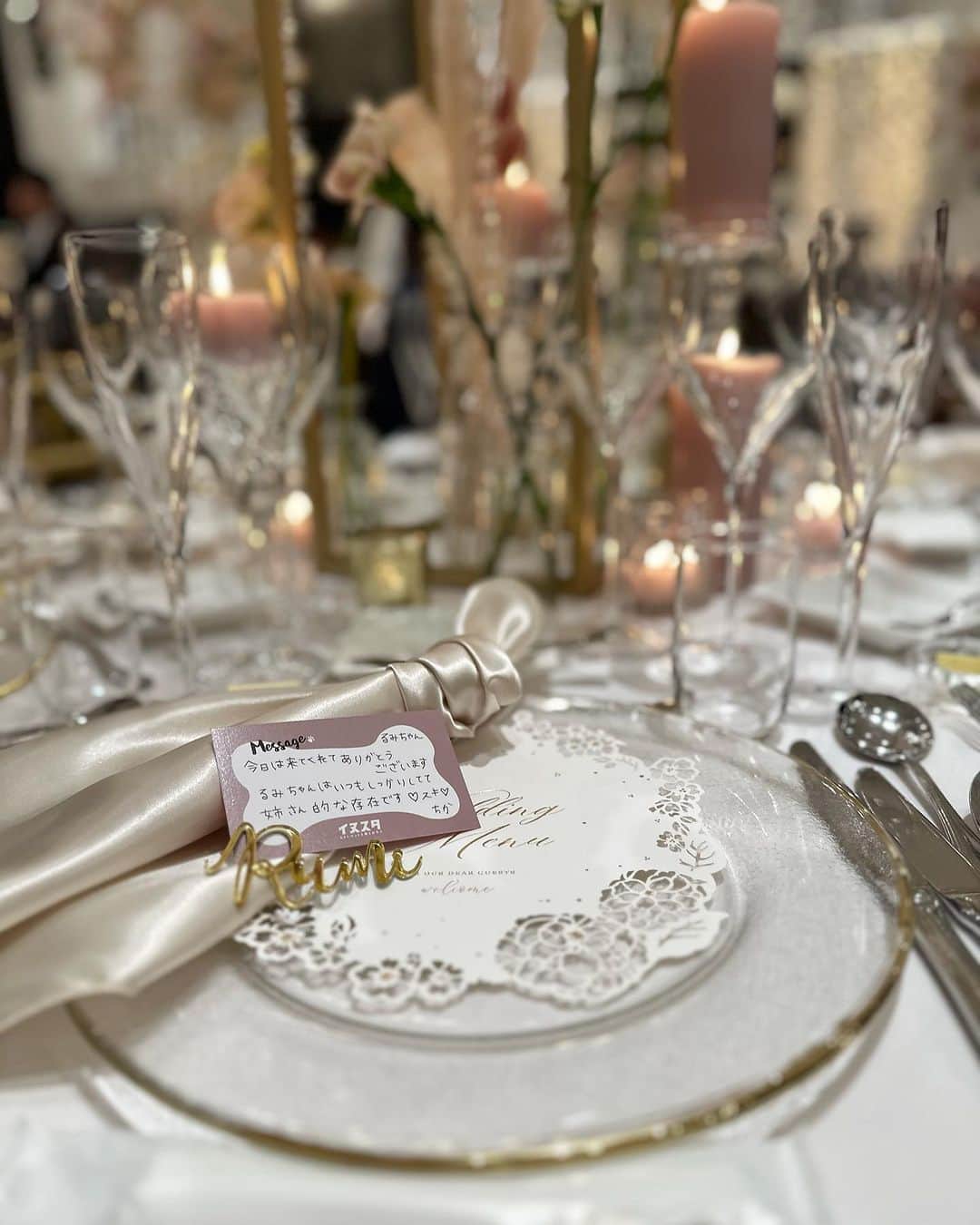 板橋瑠美さんのインスタグラム写真 - (板橋瑠美Instagram)「Chika's wedding 〜table setting〜  テーブルセッティングが可愛すぎて こんなレストランあったら週3で通いたい。w  よくある白いテーブルナプキンではなく、ゴールドなのも可愛いし、お皿とかもタイプだし、 名前がプレートで筆記体って好みがドンピシャで💕  世界観がかわいすぎた✨」11月11日 15時11分 - rumi_official_0616