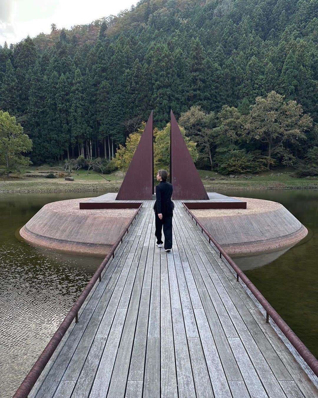 赤松悠実のインスタグラム：「映えがわからず。2023、秋🍂  昭和生まれのおじさん達とおる方が ホッとするのはなぜだ。💁‍♀️  #インスタ映え#japan#奈良県#奈良#宇陀市」