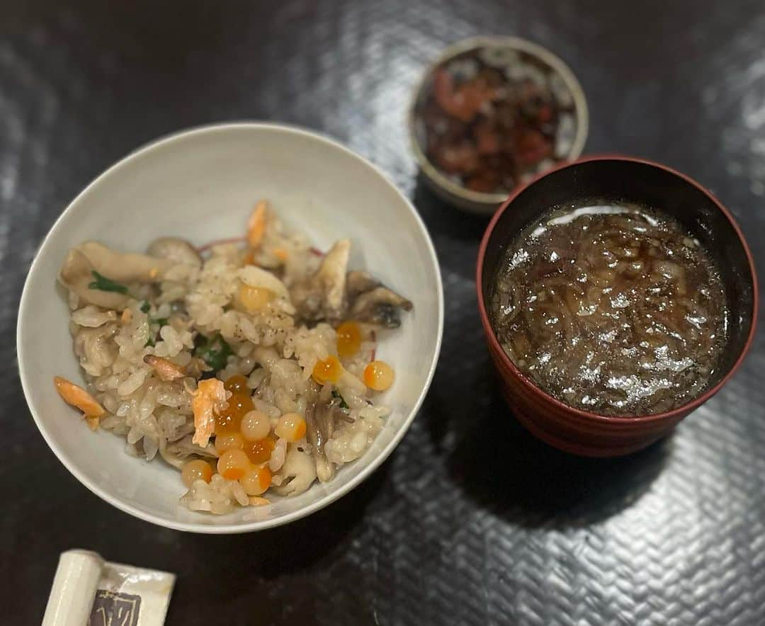 安森彩那さんのインスタグラム写真 - (安森彩那Instagram)「ぬんちゃ☀️ 食べる事は生きること、 私の生きがいの一つ。 久々の中目黒の高架下の通り沿いにひっそりとお店を構える　“中目黒ないとう”さん。 いつもその時の新鮮な食材で 創作割烹料理を思う存分に頂きました。 目でも料理を楽しめるのでいつもワクワクドキドキしてます！ 店主　@nakameguronaitou_dn さんのセンスも大好きです。 特にrest room^^ 韓国の#TAMBURINS ハンドウォッシュとてもいい香りでした🧴🫧 チェーンのついたハンドクリームもかわいいー✨ そして何より‼️ うさぎの高級トイレットペーパー がふわふわで気持ちが良き🐰✨ まうちゃん気に入りすぎてbookmarkしてました。 確かに贈り物とかうれしいかも🎁✨ あーぁ！ 次回もとても楽しみです！！ まうちゃんも大満足のご様子でした🩵 ご馳走様でした😋🙏✨ - #割烹料理 #割烹 #和食 #日本酒 #日本料理 #dinner #日本食#中目黒#tokyo」11月11日 15時23分 - ayana.y_official