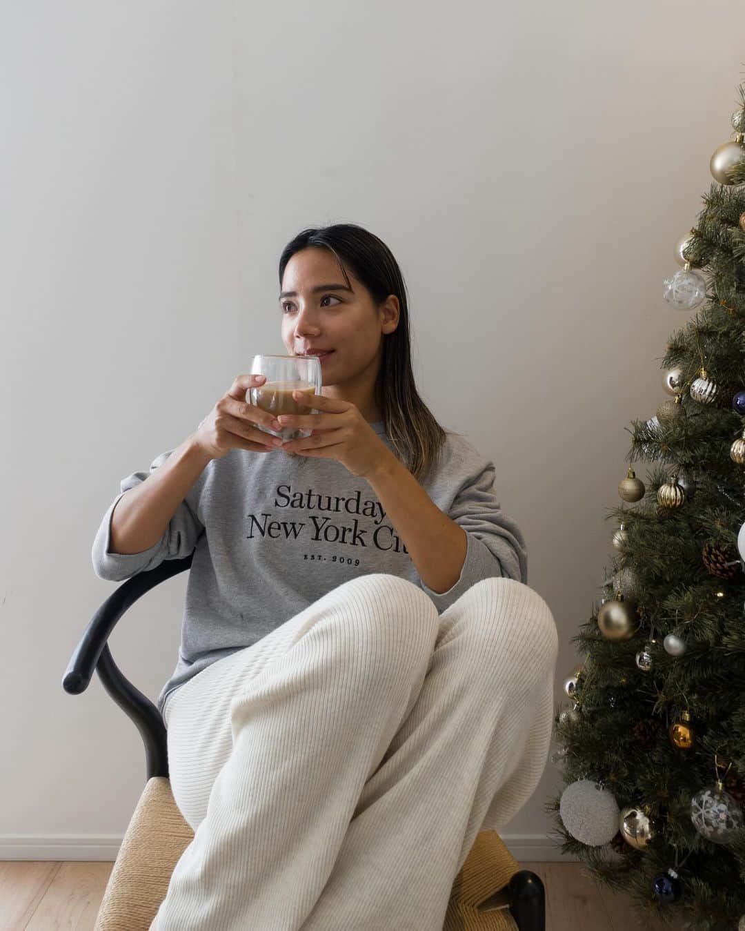 真幸良さんのインスタグラム写真 - (真幸良Instagram)「11月に入ったのでうきうきでクリスマスツリーを出して(みんなこのタイミングだよね？笑) スパイスたっぷりのチャイラテを作って温まった休日🧸✨  今日はベーシックなチャイに「はちみつ」と「塩」を加えてアレンジしてみたんだけど、すっごく美味しくできたからみんなも試してみて欲しい！！  はちみつと塩は @earthhacks.jp のショップでゲット🫶🏽  サステナ情報を発信してるアカウントがやっているセレクトショップなので、市販のものより少しこだわったものが欲しいって時はここを覗いていいものがないかリサーチするようにしているよ😉  フード系以外には小物やファッションアイテムも揃っていて、11/13までプレゼントキャンペーン開催中なので、ぜひチェックしてみてね✔︎  #PR #erthhacks #デカボスコア #チャイラテ #クリスマスツリー #お家カフェ #お家時間 #サスティナブルな暮らし」11月11日 18時00分 - mayuri_158cm