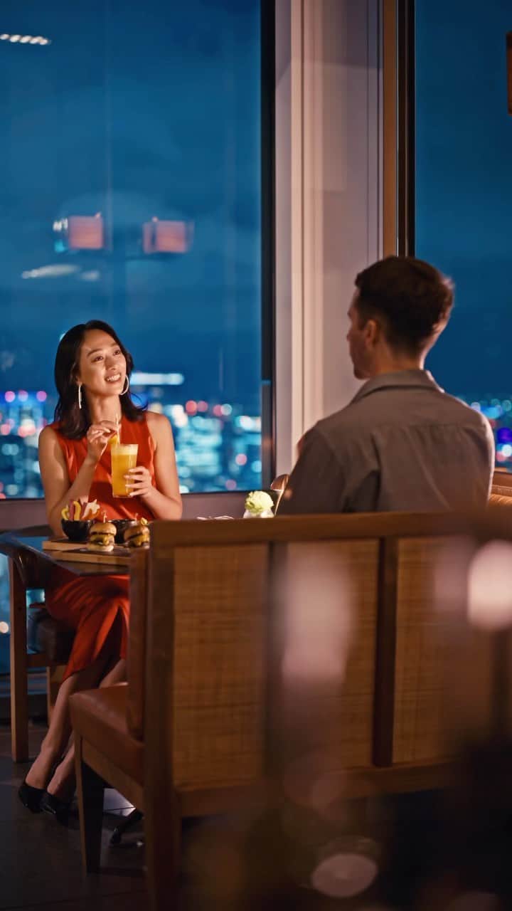 Andaz Tokyo アンダーズ 東京のインスタグラム：「大好評をいただいているザ タヴァン グリル&ラウンジのHigh Up ハッピーアワー。先日から1時間延長し、17時～20時までご利用いただけるようになりました。熟練した技で魅せるミクソロジストが考案した5種のハイボールカクテルを、美しい夜景と、DJパフォーマンスとともにお楽しみください。詳しくはプロフィールのリンクをご覧下さい🔗  Join us at The Tavern Lounge for our “High Up” highball happy hour. From 5pm to 8pm, enjoy unbeatable prices on delicious highball cocktails crafted by our expert mixologists. With our DJ crushing some tunes, it’s an experience you won’t forget. Grab your friends and come raise a glass to good times and great company!  #andaztokyo #toranomonhills #happyhour #ハイボール #アンダーズ東京 #虎ノ門ヒルズ #ホテルハッピーアワー  #ホテルラウンジ #東京ホテル #東京ライフスタイル #ラグジュアリーホテル #東京デート」