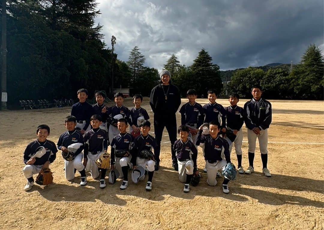 柳田悠岐のインスタグラム：「小学生の頃入っていたチームの西風五月が丘少年野球クラブにお邪魔しました。 #西風五月が丘少年野球クラブ  #原点」