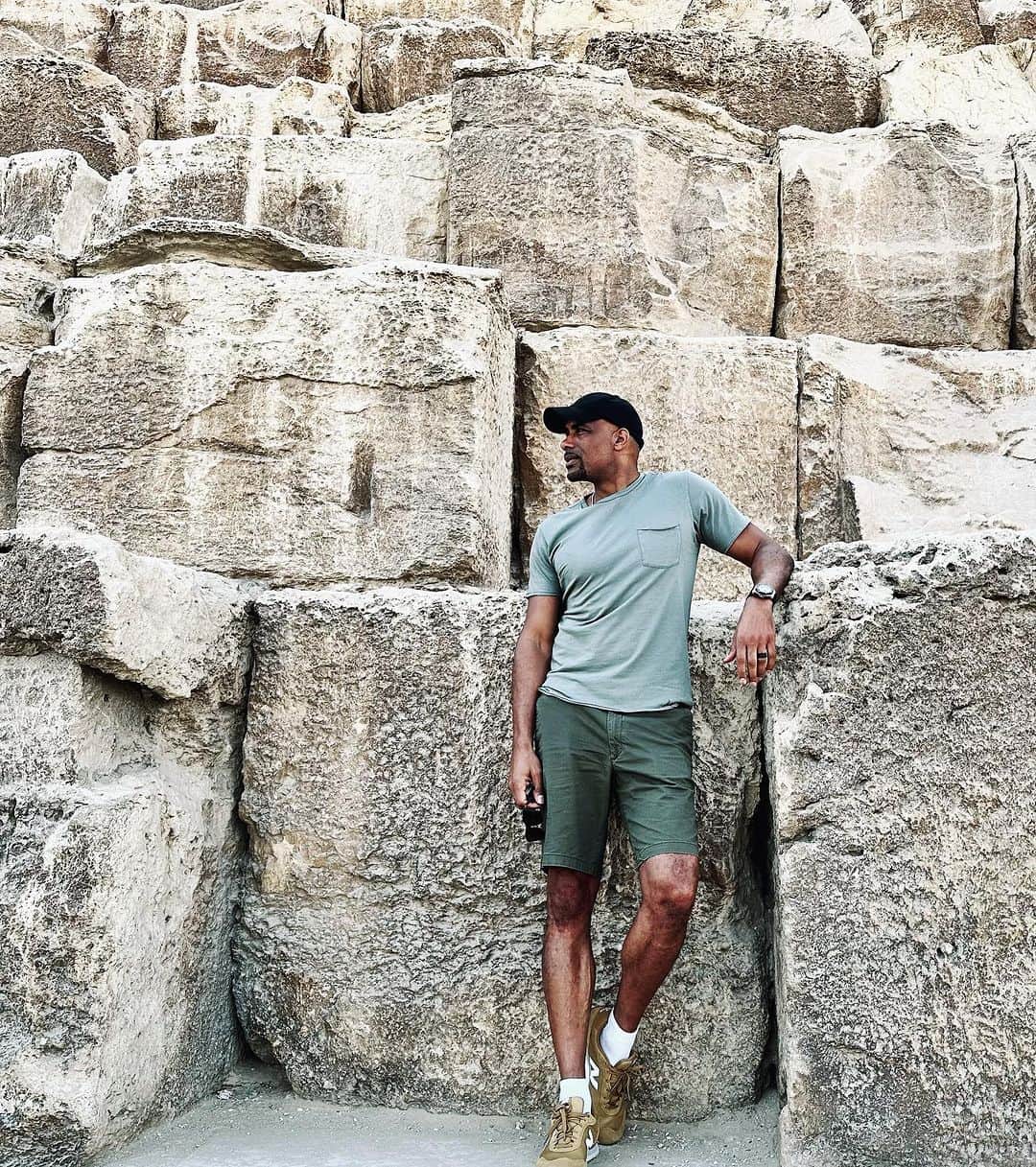 ボリス・コジョーさんのインスタグラム写真 - (ボリス・コジョーInstagram)「Experiencing the spiritual magnetism in this magic cradle of civilization has me shook to the core in the most humbling way. #LoveEgypt Khufu, the “Great Pyramid”, is 481 feet high and made of 2.3 million stone blocks weighing an avg of 10 tons each.」11月11日 15時27分 - boriskodjoe