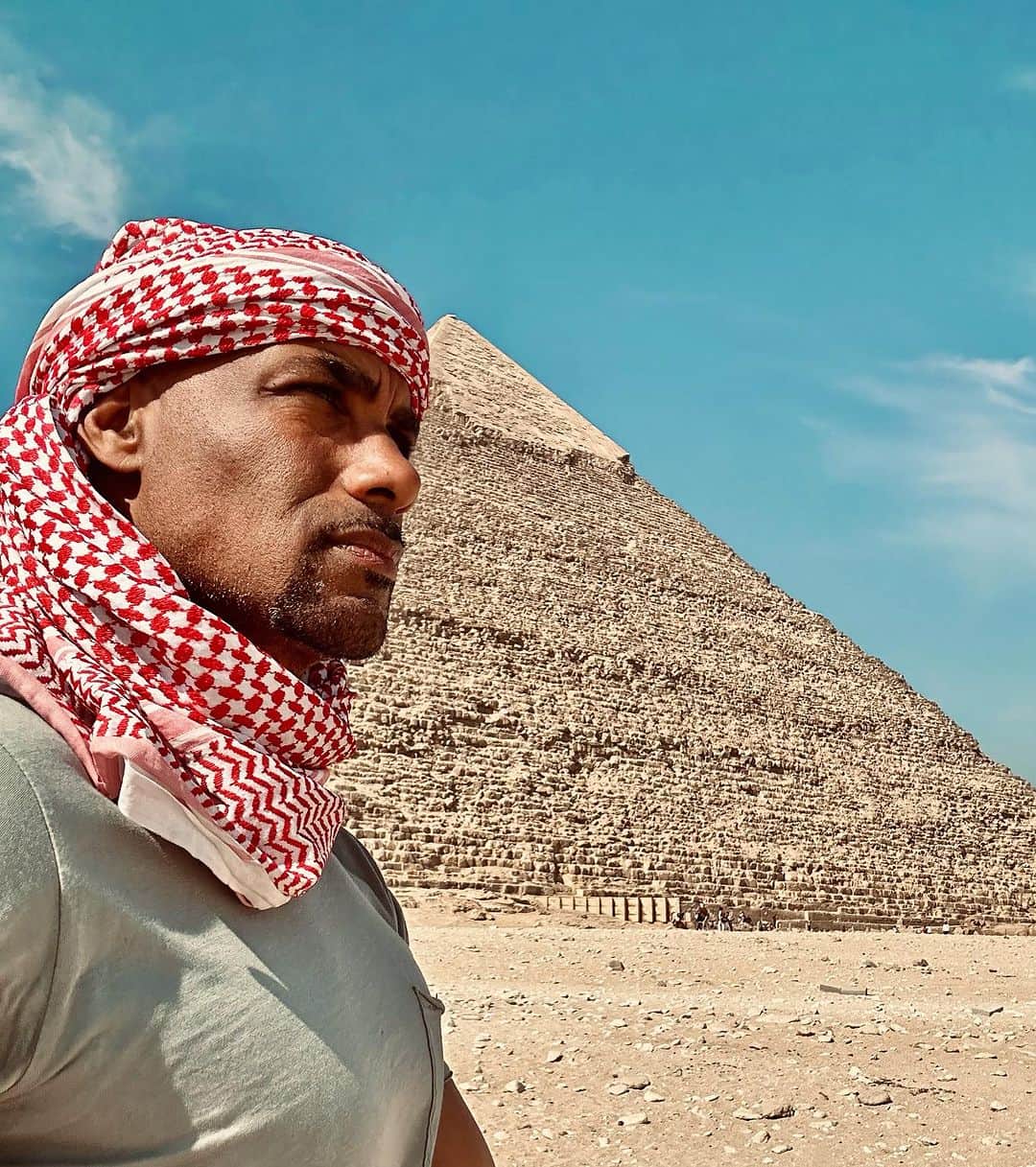 ボリス・コジョーのインスタグラム：「Experiencing the spiritual magnetism in this magic cradle of civilization has me shook to the core in the most humbling way. #LoveEgypt Khufu, the “Great Pyramid”, is 481 feet high and made of 2.3 million stone blocks weighing an avg of 10 tons each.」
