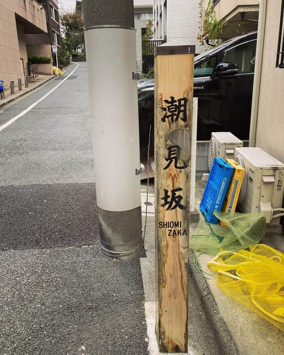 林幸治さんのインスタグラム写真 - (林幸治Instagram)「お尻の診察の為、三田のクリニックへ。指突っ込まれたけど、、異常ないようで一安心。  帰りに二郎三田本店に寄ろうかと思ったけど美味しそうな南インドカレーの店を見つけたので、そちらへ。  ゼロワンカレー  これ大阪にあった店なんだけど、東京に移転したらしい。  久しぶりに美味いミールス食べたなぁ。選べるライスは週末限定のレッドマッタライスに。形が可愛いし美味しい。  チキンとマトンの2種にした。ラッサム、サンバル、ライス、ダルはおかわり自由。とは言っても結構お腹いっぱい。  最初の量の1/3くらいのライス、ダル、ラッサム、サンバルをおかわりしてフィニッシュ。  大満足の一皿でした。  俺は痔でも痔瘻でもジロリアンでもなかった！  JIROでもない。  林幸治  #ゼロワンカレー  #ベースの日」11月11日 15時28分 - tct_koji_hayashi