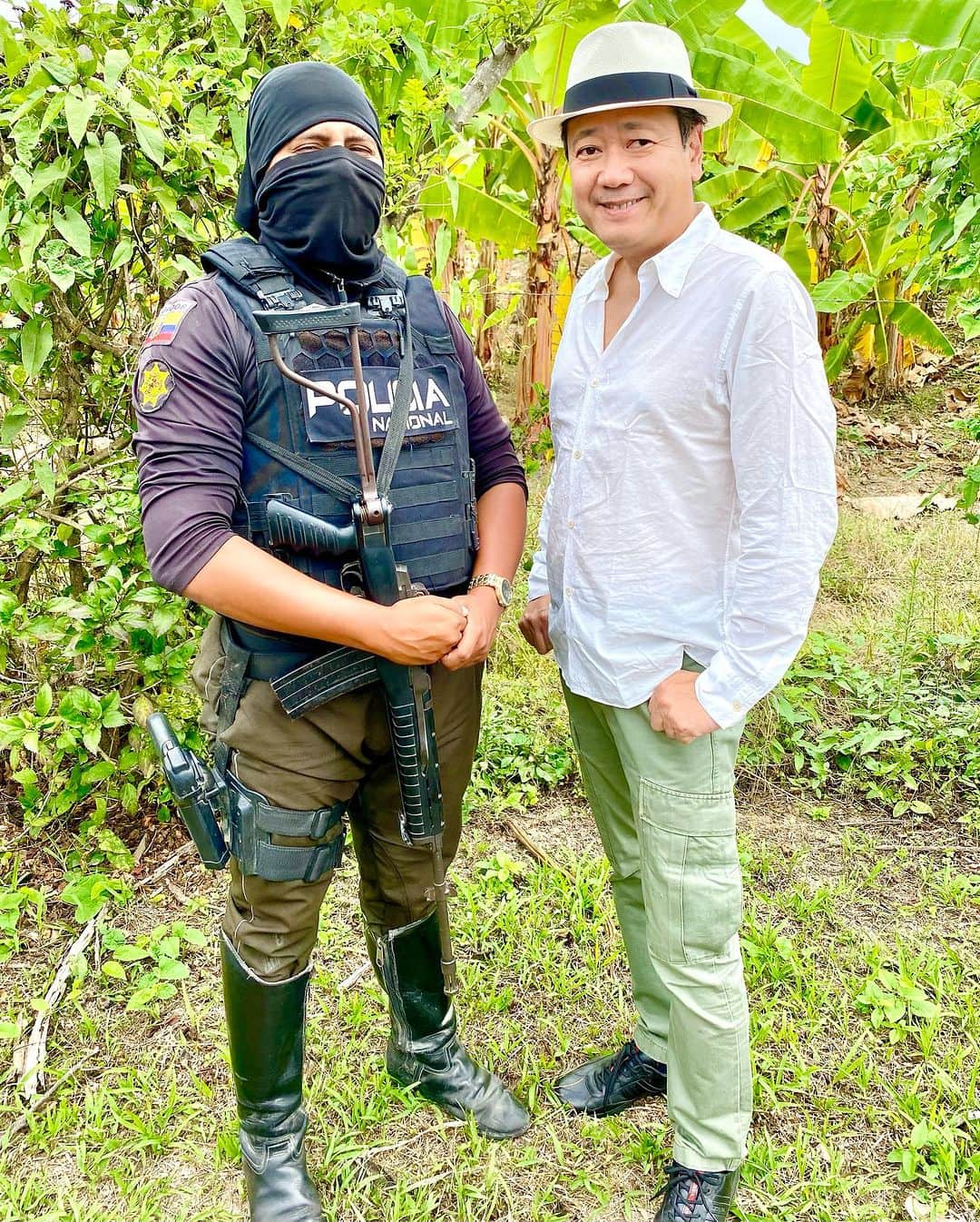 のインスタグラム：「今回エクアドルで護衛して下さった皆様に心から感謝申し上げます🙇❗️ 軽機関銃と銃で武装した黒ずくめの二人はいつもバイクで私達の車を先導下さったカカオ組合専属のプロの警護の方々。 青い制服の二人は常に車で後続して警護下さったエクアドル警察官。 彼らの役目は敵を撃退する事にあらず、エクアドルと日本の為にも私達一向に何も起こらない様にする事。 お陰様で怖い思い一つする事なく間も無くエクアドルを離れます。 皆様に守って頂いた命は大切に有意義に、エクアドルと日本とそしてカカオを通じた平和の為に使わせて頂きます🙇。 そして先に逝った方々の為にも全力で生を全う致します‼️ #toshiyoroizuka #鎧塚俊彦　#トシヨロイヅカ　#kaoka #エクアドル　#ショコラ　#カカオ　#警護 iPhoneから送信」