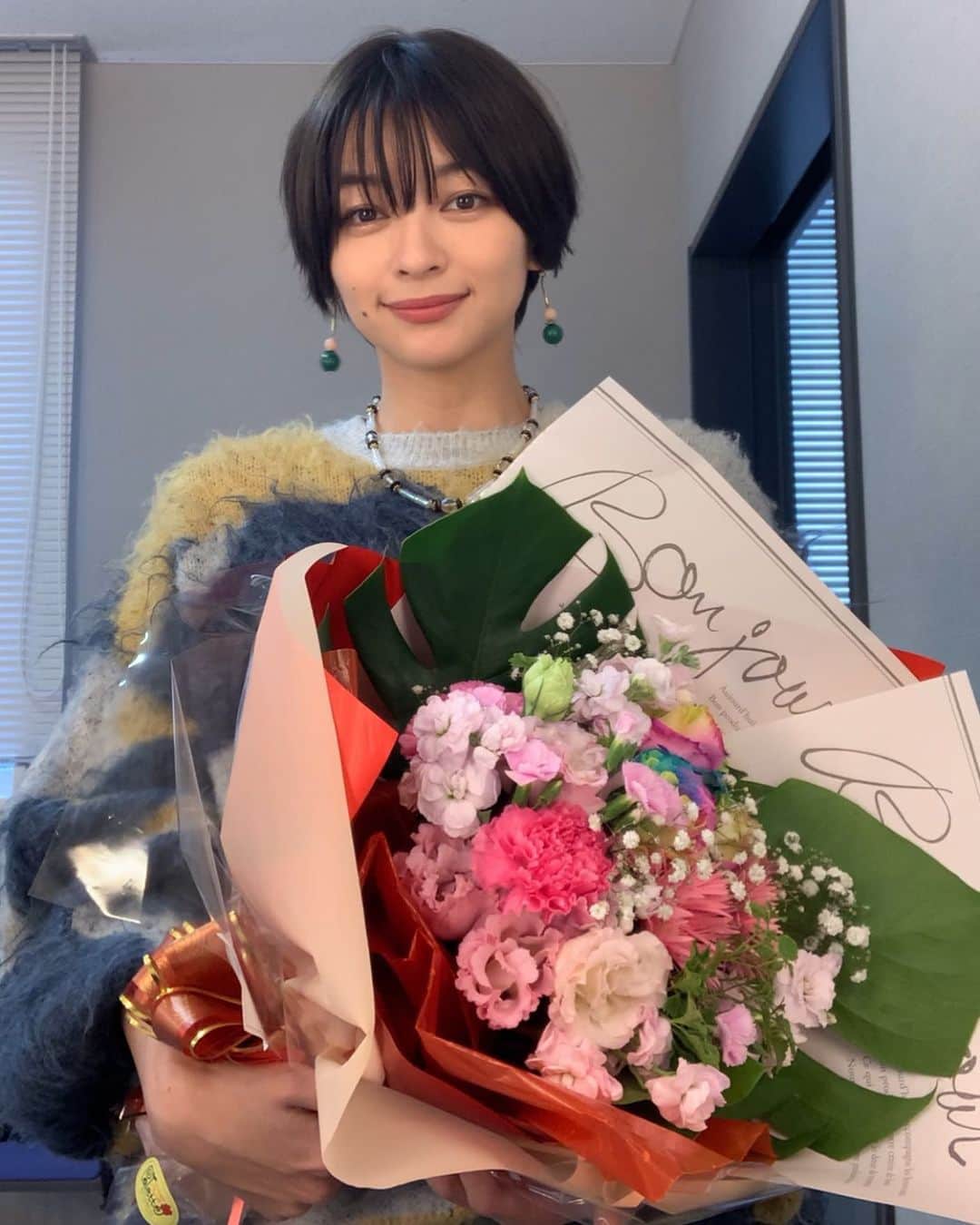 里々佳のインスタグラム：「素敵な衣装は　@ungrid_official   お花💐」