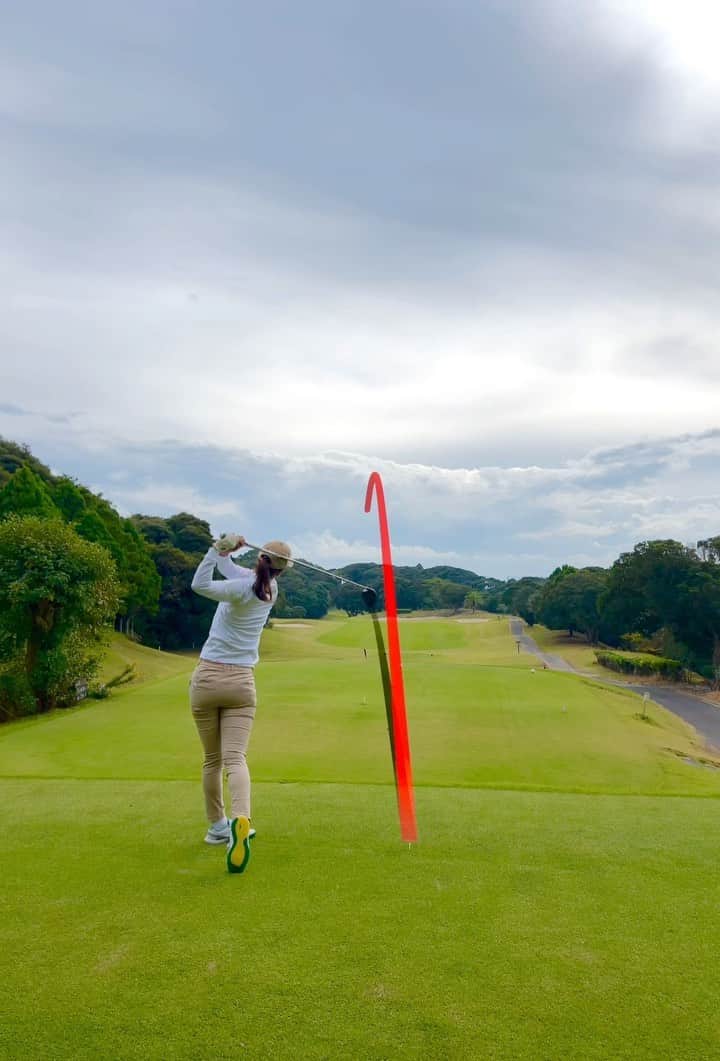 阿部桃子のインスタグラム：「思い通りのドローが打てた日🏌️‍♀️✨  上半身の力を抜いて、 ダウンスイングを手で急がないように、 イメージしてます！  そうすると左に踏み込む時間ができるので、ダウンスイングでタメができるようになってきたと思います😌  #golf #golfswing #ゴルフ #ゴルフスイング #ゴルフスイング動画 #スイング動画 #ドライバーショット#ドライバー #ゴルフ女子 #ゴルフウェア #ゴルフコーデ #pumagolf #alphacatnitro #241ヤード」