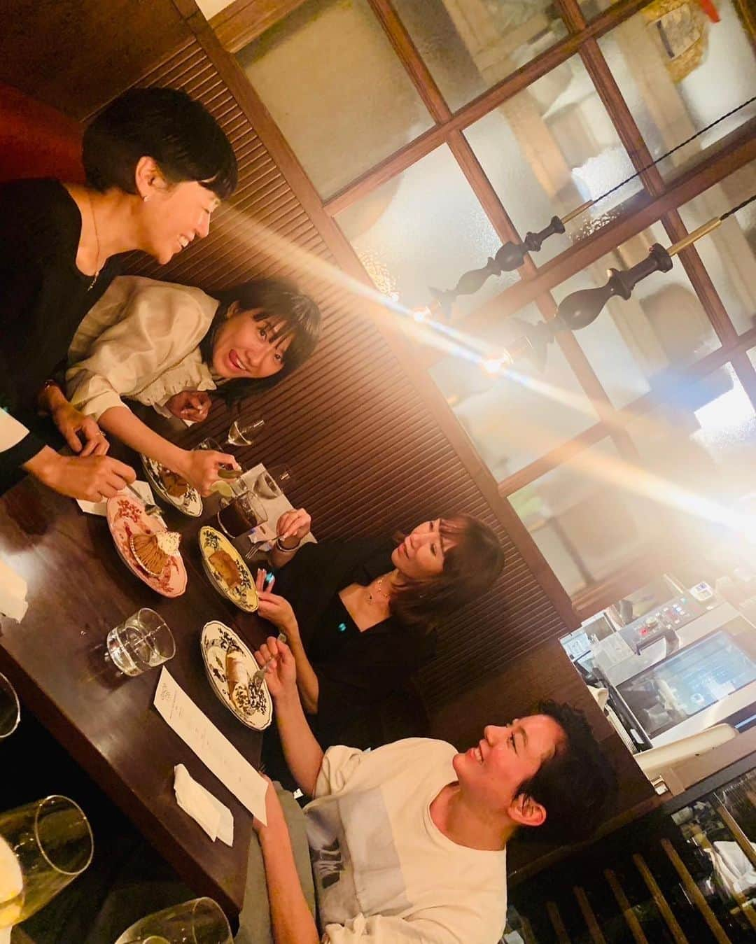 佐々木敬子さんのインスタグラム写真 - (佐々木敬子Instagram)「. TRATTORIA GINORI 1735   代々木八幡にあるアットホームなイタリアンバール＆レストラン1500 @1500_millecinquecento  での @ginori1735 のホリデーコレクション ORIENTE ITALIANO GOLD のローンチdinner✨  「歓び」と「楽しさ」に満ちたイタリアの賑やかな食のムード  色とりどりの美しいOriente Italianoプレートで頂く美味しい料理と楽しい会話、ジノリの世界観を感じながらの食事は素晴らしい時間でした✨✨✨  テーブルコーディネートが素敵すぎて… 自宅の食卓もこんな風に美しく器を並べて心踊るような豊かなライフスタイルにしていきたいなと。 可愛すぎて全部欲しくなる。。w ホリデーシーズンに向けて少しずつ集めていきたい🤍  #TRATTORIAGINORI1735  #ginori1735」11月11日 15時37分 - keikosasaki_mylan