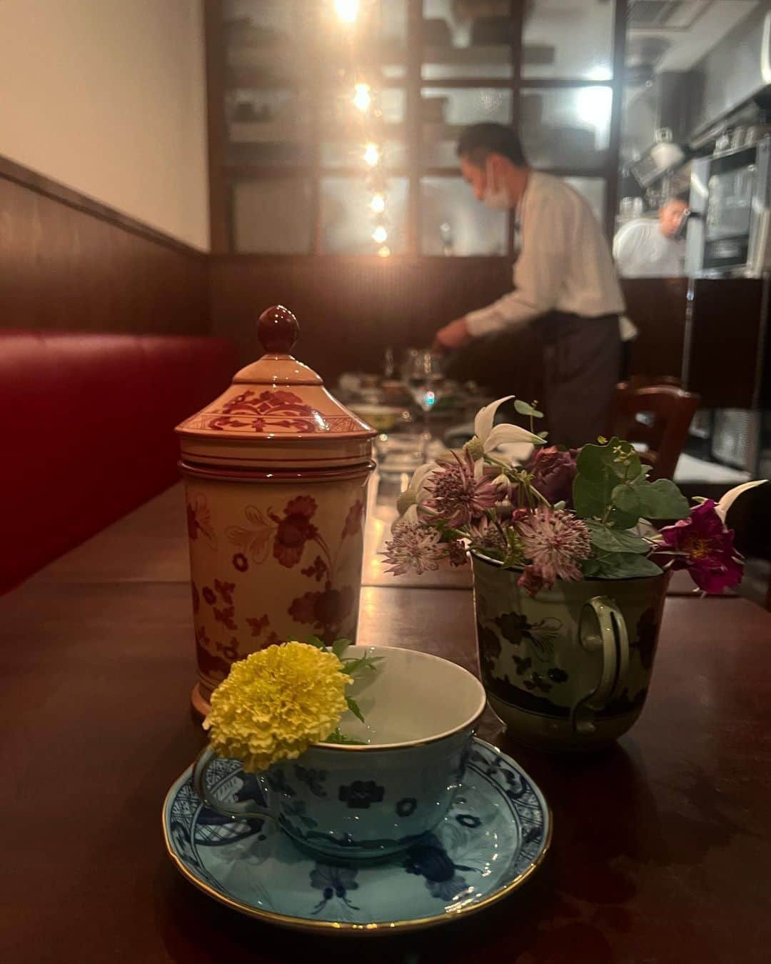 佐々木敬子さんのインスタグラム写真 - (佐々木敬子Instagram)「. TRATTORIA GINORI 1735   代々木八幡にあるアットホームなイタリアンバール＆レストラン1500 @1500_millecinquecento  での @ginori1735 のホリデーコレクション ORIENTE ITALIANO GOLD のローンチdinner✨  「歓び」と「楽しさ」に満ちたイタリアの賑やかな食のムード  色とりどりの美しいOriente Italianoプレートで頂く美味しい料理と楽しい会話、ジノリの世界観を感じながらの食事は素晴らしい時間でした✨✨✨  テーブルコーディネートが素敵すぎて… 自宅の食卓もこんな風に美しく器を並べて心踊るような豊かなライフスタイルにしていきたいなと。 可愛すぎて全部欲しくなる。。w ホリデーシーズンに向けて少しずつ集めていきたい🤍  #TRATTORIAGINORI1735  #ginori1735」11月11日 15時37分 - keikosasaki_mylan