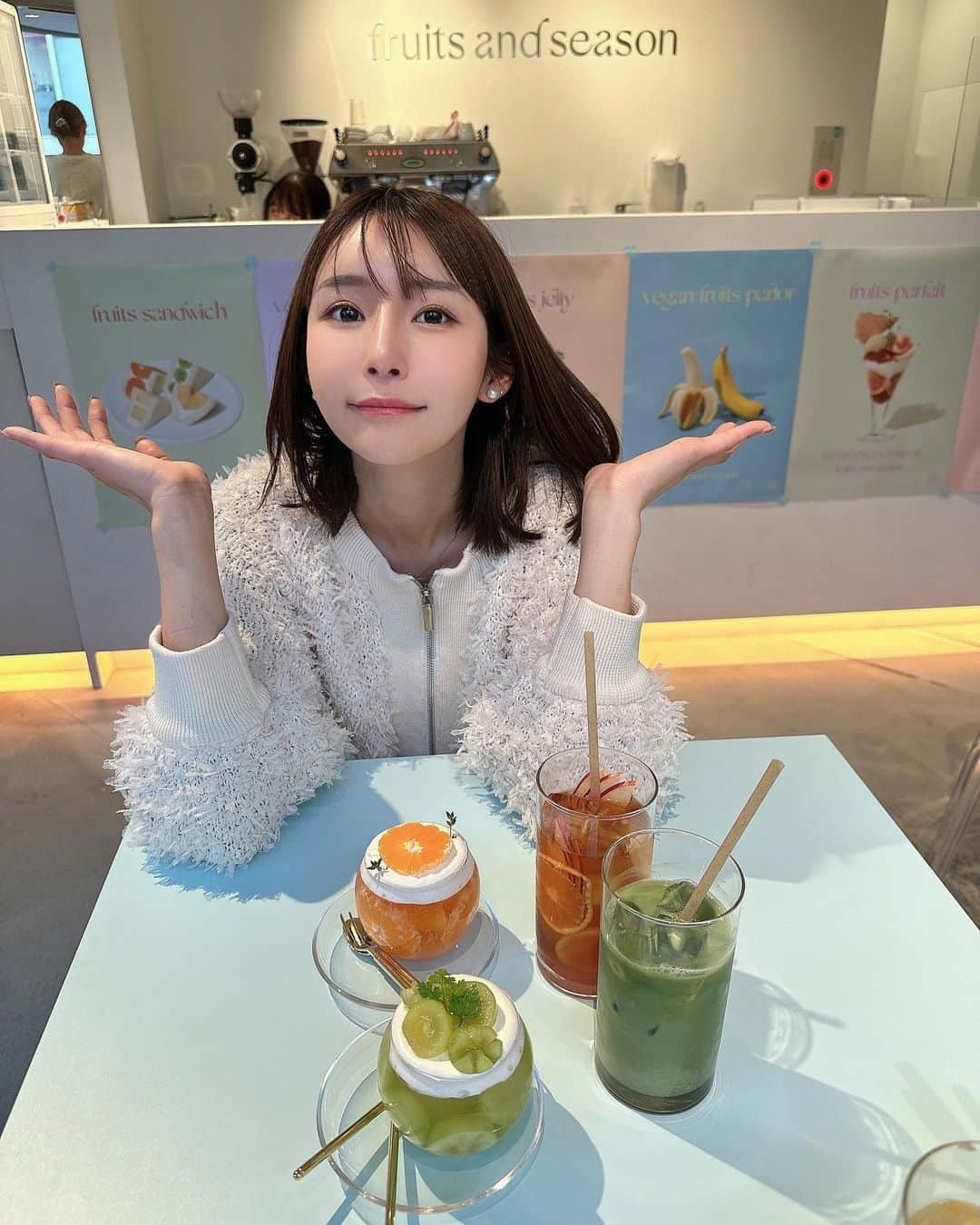 蒼川愛のインスタグラム：「フルーツサンドがマイブームで🍇🍓🍑🍉 すきぴちゃんと甘いもの活動してきた🫶🏻 @purinnn101   . . . #恵比寿カフェ #恵比寿 #恵比寿カフェ巡り #カフェ #フルーツサンド」