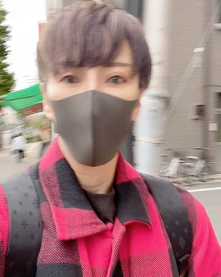 麗華のインスタグラム：「It's been a while since I cut my hair. ✂︎ @salon_nia_asakusa   I haven't had a holiday lately because I've been busy with work.  I have a hard time getting over my illness.  I'm enjoying my first holiday in a long time.🚶」