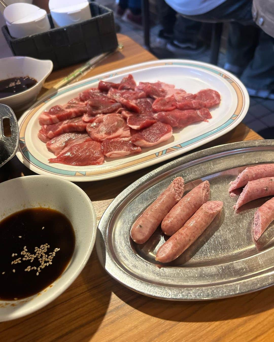 YUUKIさんのインスタグラム写真 - (YUUKIInstagram)「⛄️ 北海道グルメ🍖 ジンギスカン【味の羊ヶ丘】さん  お寿司屋さんの大将が大絶賛だったお店。 グルメなメンバーでの北海道仕事は 食レポできるほど食べ尽くしました😁👍  お肉は柔らかく、赤身もコク旨ジューシー😋で ジンギスカンのイメージがガラッと変わりました‼︎  ソーセージが✨これまた絶品。 もやしや野菜の役割もピカイチ✨ また行きたいお店です‼︎  #japan #travel #travelphotography #japanesefood #foodstagram #selfie #hokkaido #winter #photooftheday #北海道旅行 #北海道グルメ #札幌グルメ #旅先グルメ #ジンギスカン #味の羊ヶ丘 #グルメ旅行」11月11日 15時51分 - yuuki_._official