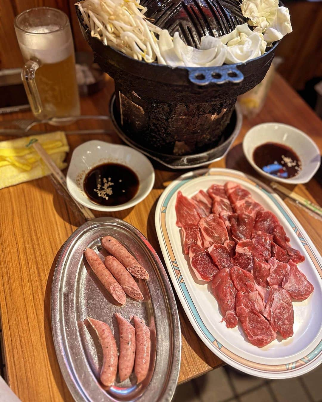 YUUKIさんのインスタグラム写真 - (YUUKIInstagram)「⛄️ 北海道グルメ🍖 ジンギスカン【味の羊ヶ丘】さん  お寿司屋さんの大将が大絶賛だったお店。 グルメなメンバーでの北海道仕事は 食レポできるほど食べ尽くしました😁👍  お肉は柔らかく、赤身もコク旨ジューシー😋で ジンギスカンのイメージがガラッと変わりました‼︎  ソーセージが✨これまた絶品。 もやしや野菜の役割もピカイチ✨ また行きたいお店です‼︎  #japan #travel #travelphotography #japanesefood #foodstagram #selfie #hokkaido #winter #photooftheday #北海道旅行 #北海道グルメ #札幌グルメ #旅先グルメ #ジンギスカン #味の羊ヶ丘 #グルメ旅行」11月11日 15時51分 - yuuki_._official